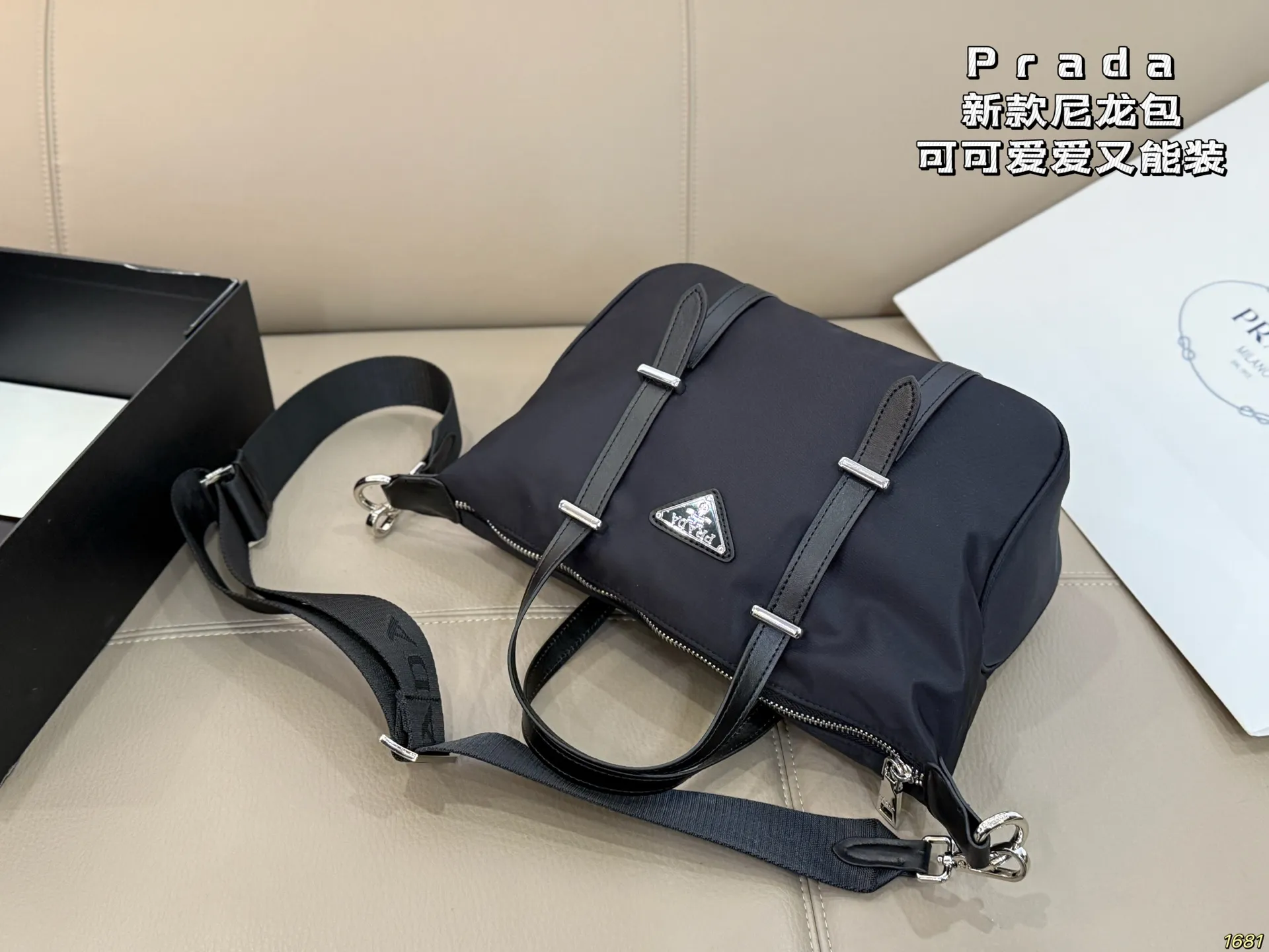 &yen;165 普拉达PRADA 尼龙包 背上身一整个阳光活力又年轻 可可爱爱又能装 气质小姐姐即视感 有种小香的感觉～ 轻便好背，充满高级感，狠狠爱了 尺寸： 25 19