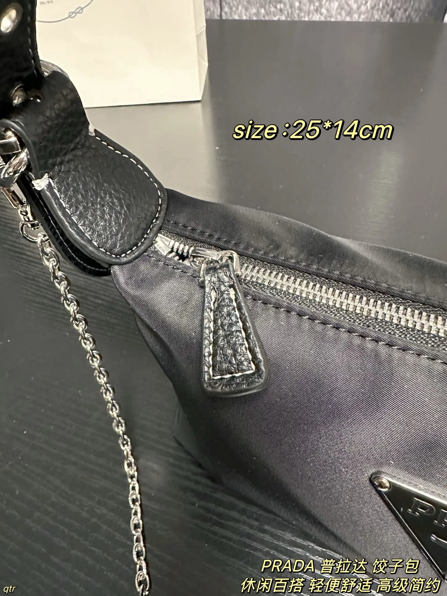 P95配盒 PRADA 普拉达 饺子包 不撞包又实用的小众 Prada尼龙饺子包,这颗造型非常可爱🤩像一个饺子🥟嘿嘿~简约又不失设计感 百搭实用款✨使用率也会很高 因为它好看又方便呀,贴心的设计边角还有皮革保护防磨损,容量也很大 出街通勤都没有问题滴~ 尺寸:25*14cm