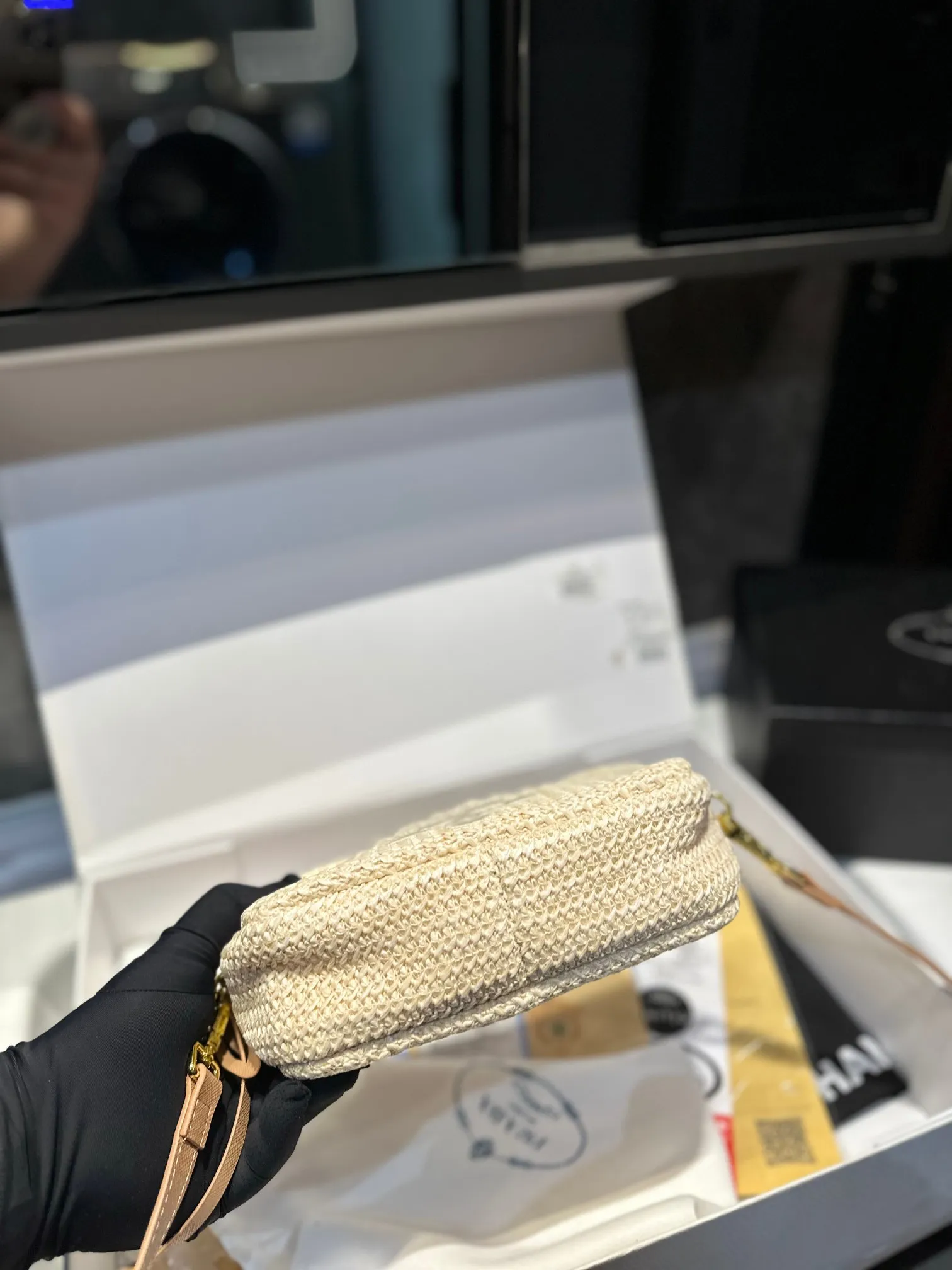 ❤️p130(礼盒包装)❤️ ✅新品推荐🔜Prada普拉达专柜同款编织相机包~草编包👍高端货!可手提可肩背~各大明星追捧的爆款~棕榈叶和编织而成‼️采用最好的五金配件!经典logo!(size:21*13*6)