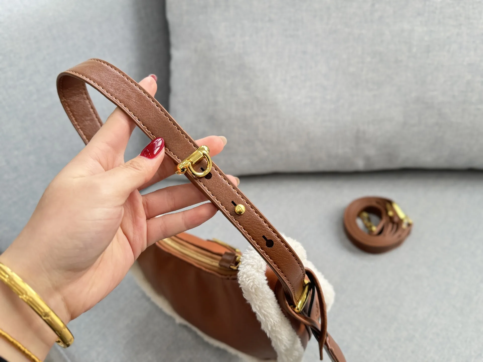 💰135 size:23×15 PRADA普拉达 羊羔毛 腋下包 单肩手提包 月牙包 半月包 冬天就要有冬天的包包呀❄️ 新品毛茸茸包,冬天的可可爱爱🟠 腋下包已成为主流时尚趋势啦! 超级百搭好看时髦潮人一定要买它! 不仅实用轻便又好看😍😍