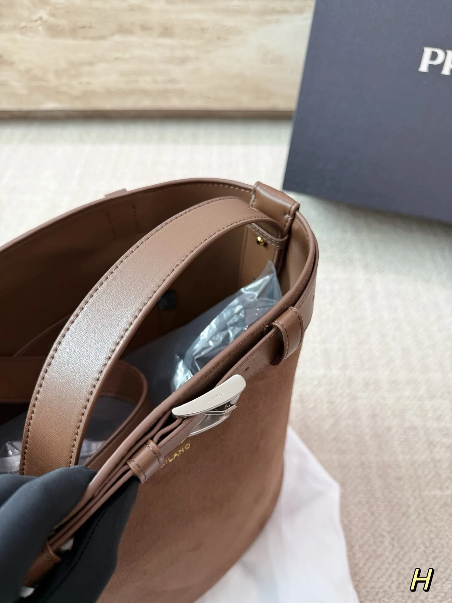 P205 配礼盒🎁 普拉达水桶 麂皮 又是心动Prada托特的一天. 松弛慵懒的tote包真的爱惨了 上身满满的高级感! 日常通勤必备哦! 尺寸:28.26