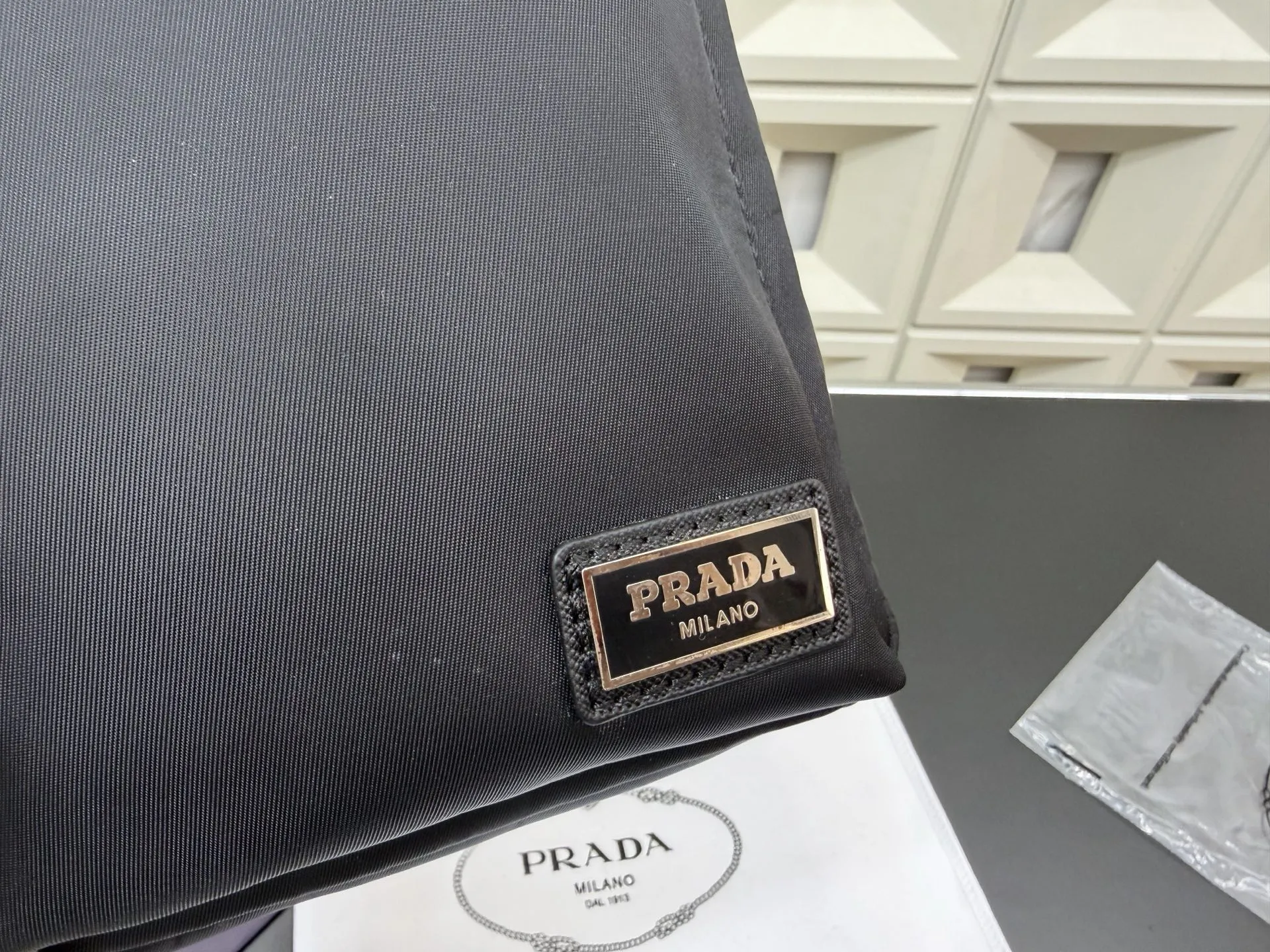 P105 Prada 普拉达 尼龙布二合一胸包 防水布斜挎背包 经典百搭 实物拍摄 配送防尘袋 30 x 16 cm。