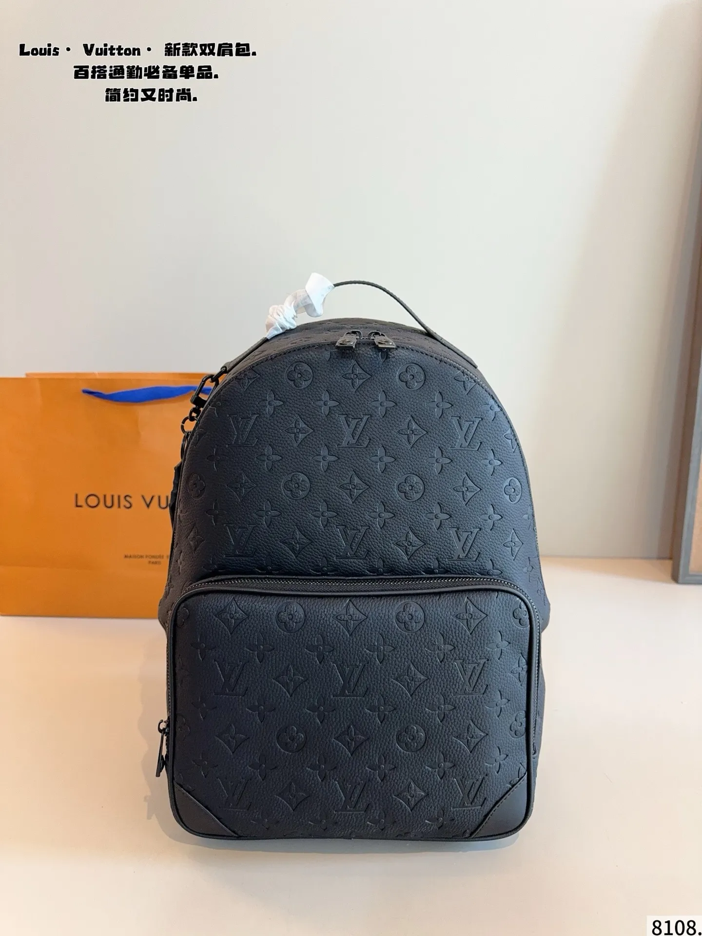 p190 Lv DISCOVERY 双肩包 男生日常休闲搭配的理想选择~ 实用又百搭,小小的身体大大的空间 非常适合放随身物品~ 面料耐磨耐刮蹭,适合男生大大咧咧的性格尺寸:30*12*38cm