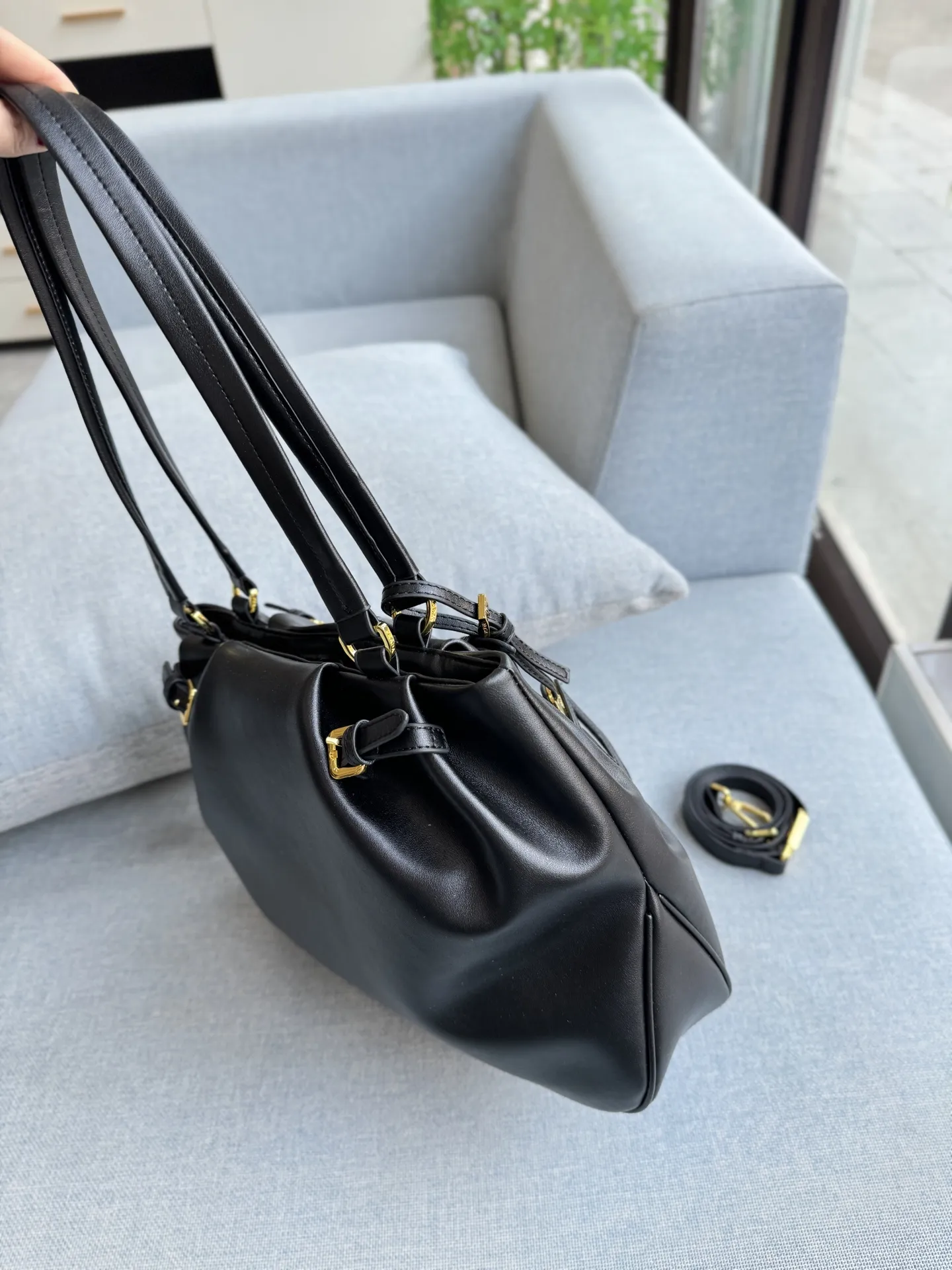 💰180 天地盖 size:31×26 PRADA普拉达 托特包 购物袋 腋下包 单肩包 这么高级的Prada谁能不爱🖤 黑金Prada垃圾袋 全皮腋下托特包 Prada全皮单肩腋下黑金托特包 自行配链条可变垃圾袋款 肩带可以收进包内 磁吸扣 时髦感都快要溢出来了