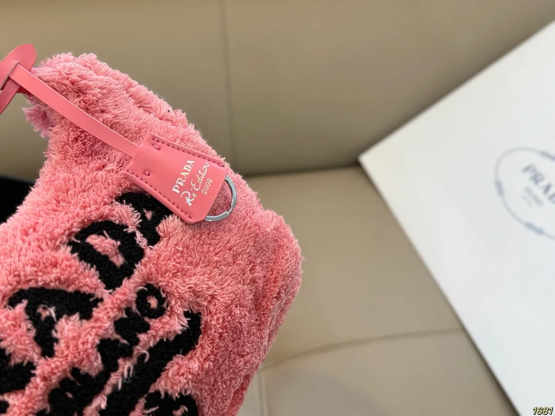 ¥120 普拉达PRADA 环保毛腋下包 加上毛茸茸的元素瞬间软绵绵的 一下就温柔起来了。 秋冬很适合背毛绒包! 不仅手感很棒 还能取暖~ 软乎乎毛茸茸 简直无法拒绝啊 尺寸24 15