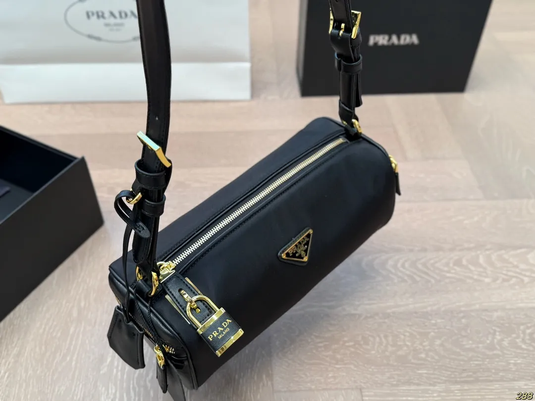 &yen;180折叠盒 普拉达PRADA 腋下包 可爱到不行！凭实力圈粉 简约又不失高级 背上就是时髦精女孩～ 尺寸28 11