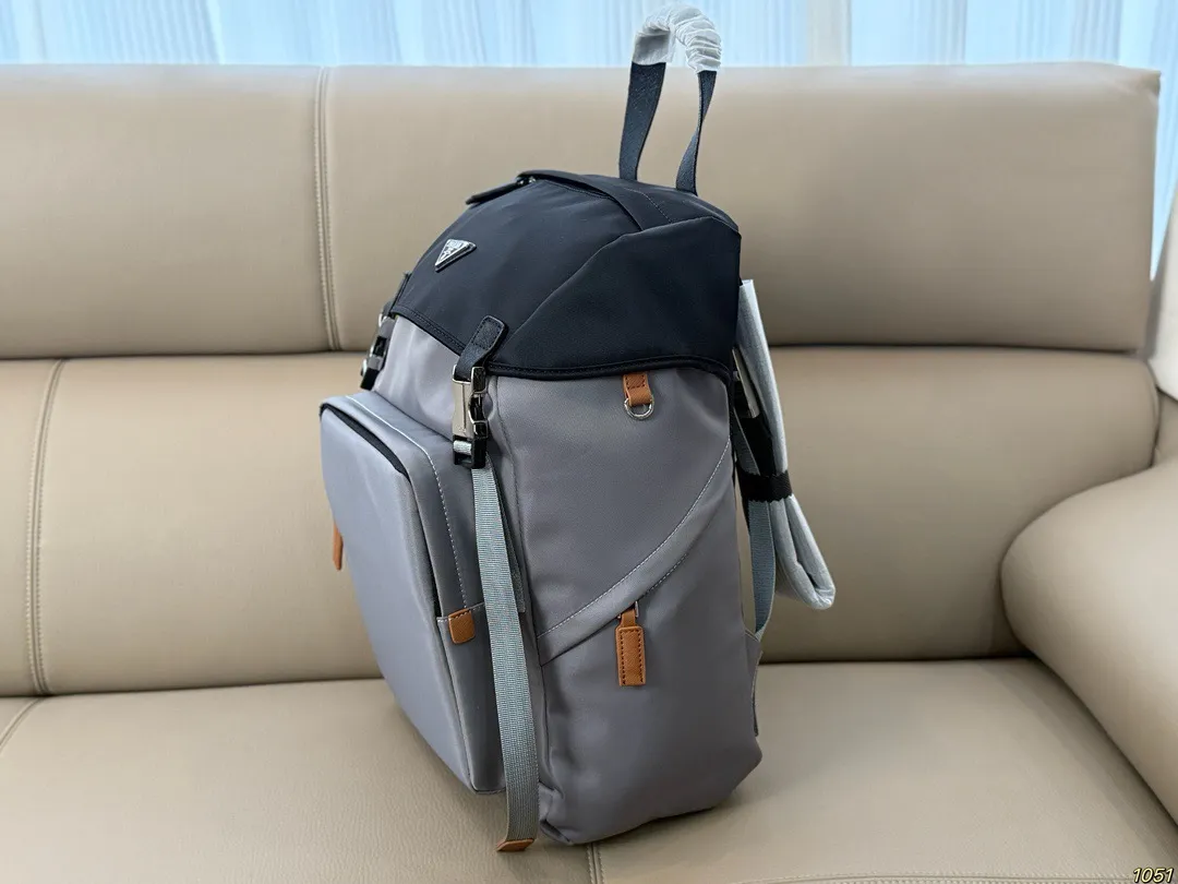 ¥210 PRADA普拉达新款双肩包 满足日常所需,解放双手 款式百搭 非常能装👍 进口尼龙面料,低调简单 包身不易变形,自重轻❗️ 尺寸26 38