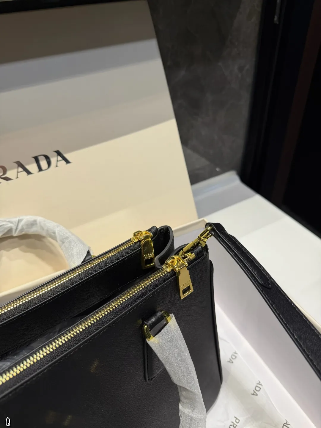 ❤️p205(礼盒包装)❤️ 普拉达杀手包仙气满满 小姐姐日常必入款魅力无限 释放你的时尚态度外形独特,有很多可爱的颜色可选,简直是不可错过的时尚单品不同于帆布包的柔软,背在身上主打一个肆意洒脱的感觉,超有质感,时尚达人超尺寸:28.20cm