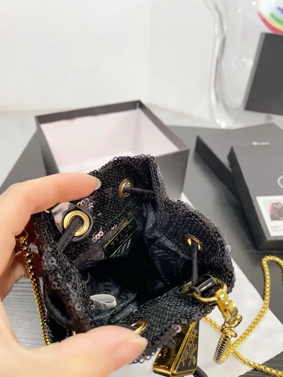 👑💰P105配盒 ⚠️尺寸10.13 普拉达PRADA mini亮片水桶包 太可爱了,bling bling的效果非常吸睛 可仙可酷,难道你不心动。 太美太可爱了