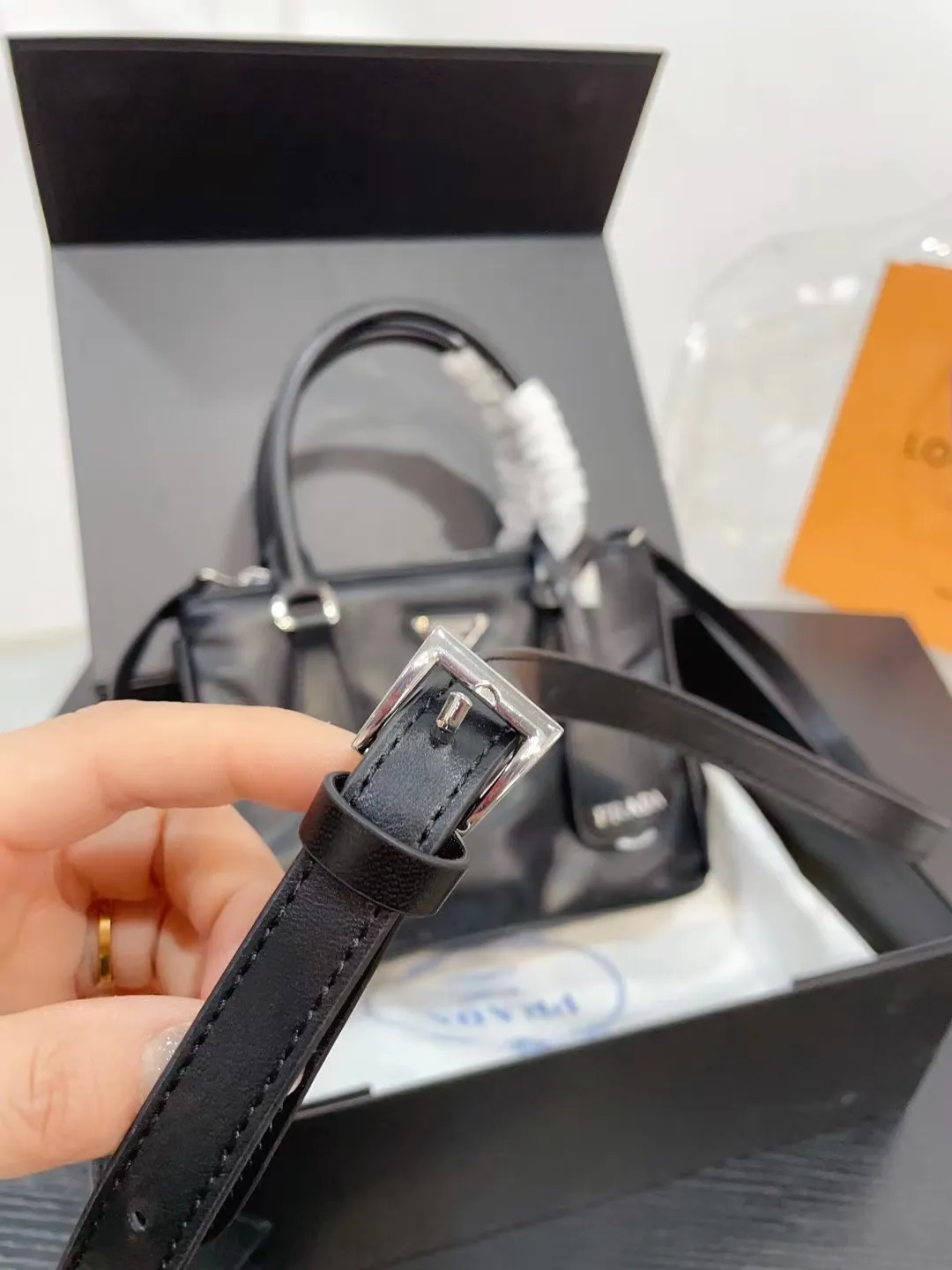 👑💰p175折叠盒 普拉达杀手 皮质材质耐造耐磨 设计简约 包身轻便 日常造不心疼万年长青款 上身酷!时髦! 尺寸:21.9.15