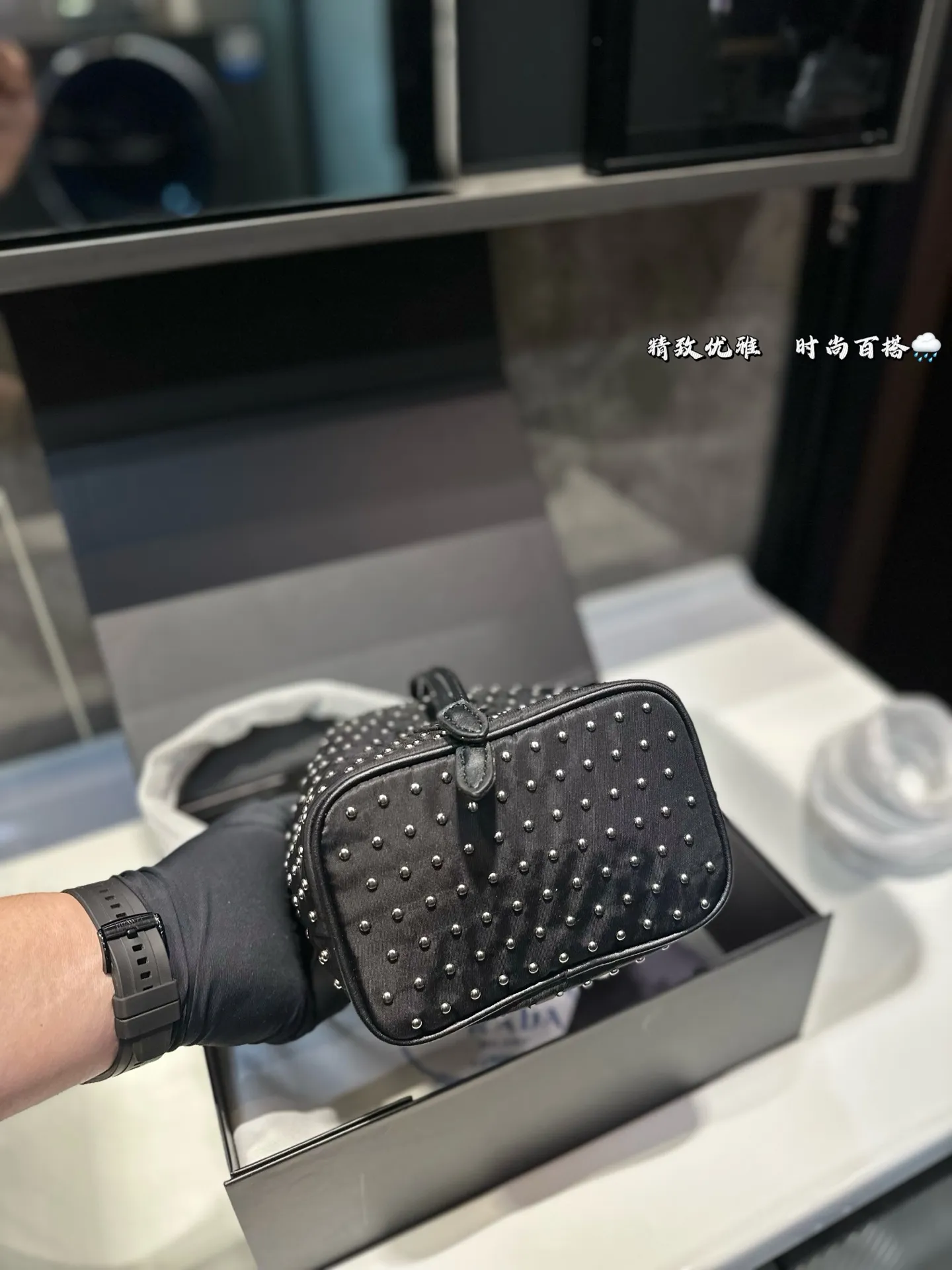 ❤️125(礼盒包装)❤️ 普拉达Prada铆钉水桶包 男女通用款哦原版面料五金 众多明星追捧的单品 原单品质 超高回头率 尺寸 19 22