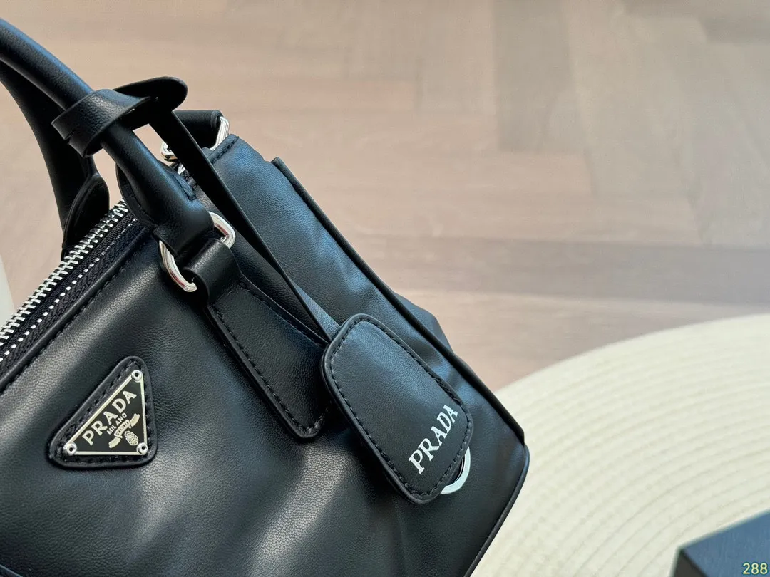 &yen;175折叠盒 普拉达PRADA mini杀手包 新款手提包超级好看 经典对未来的展望 时尚百搭 上身又A又飒 尺寸22 16