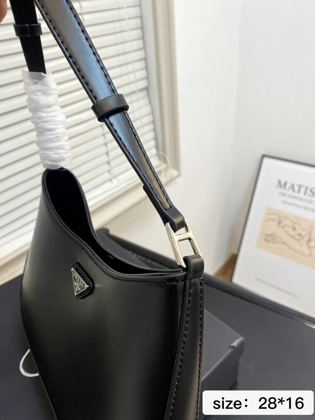 🅿️💰105 配礼盒 尺寸28*16 Prada洋气单品 普拉达腋下包 这个系列将是Prada接下来一整季的主打款式。Prada 手袋的曲线型设计分外醒目，当手包很优雅，时尚百搭！打麻将逛街也很轻便哦！ 7688