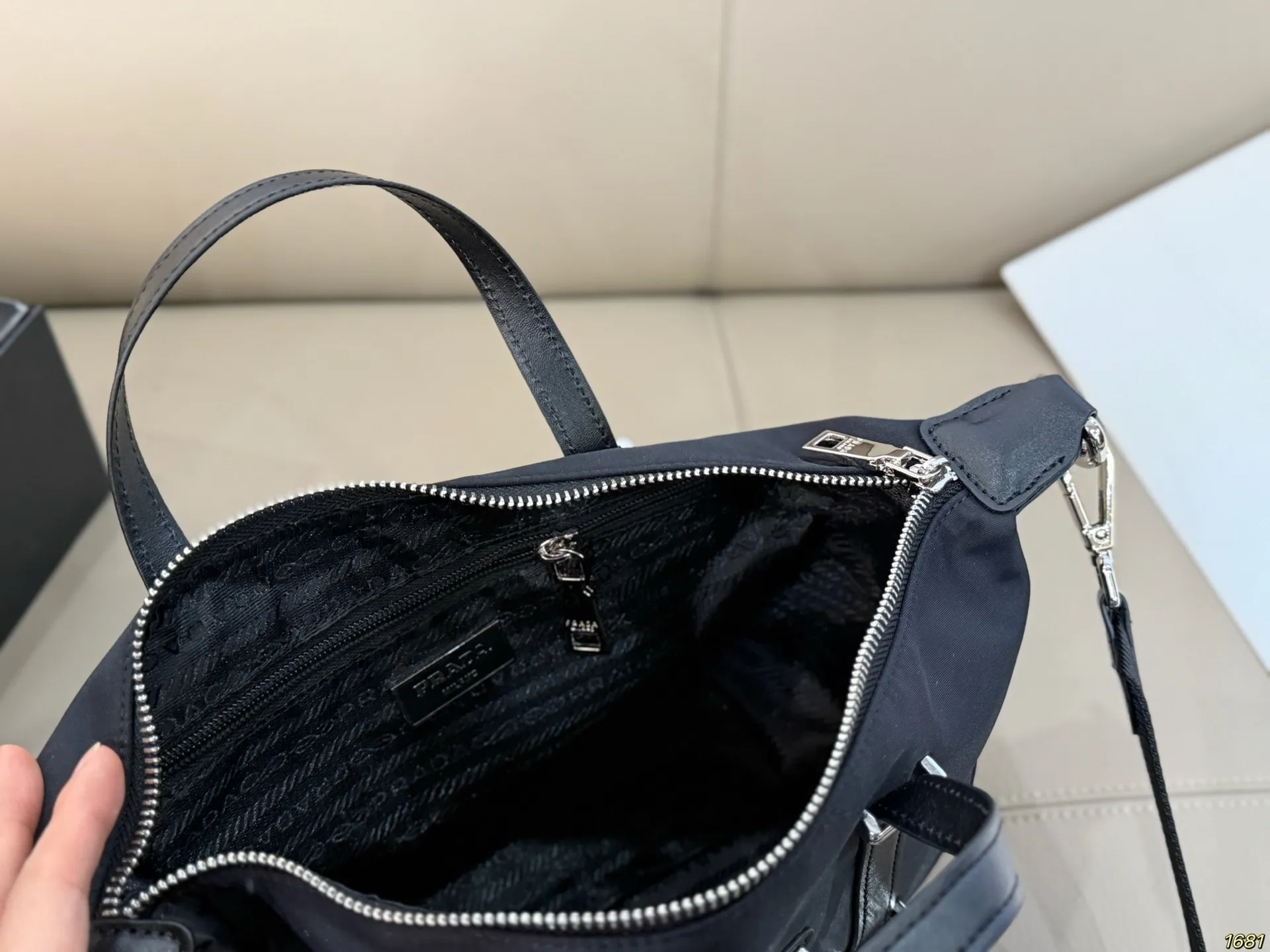 &yen;165 普拉达PRADA 尼龙包 背上身一整个阳光活力又年轻 可可爱爱又能装 气质小姐姐即视感 有种小香的感觉～ 轻便好背，充满高级感，狠狠爱了 尺寸： 25 19