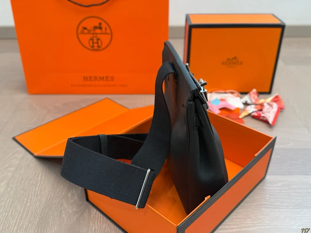 ¥235飞机盒 爱马仕 Hermes HAC A DOS 爱马仕很适合男生的包其实挺少的但是Hac真的很适合男生!!最实用的男包颜值也抗打 无论是斜挎还是当胸包都很舒服拿Hac根本不用考虑穿搭问题~ 尺寸18 27