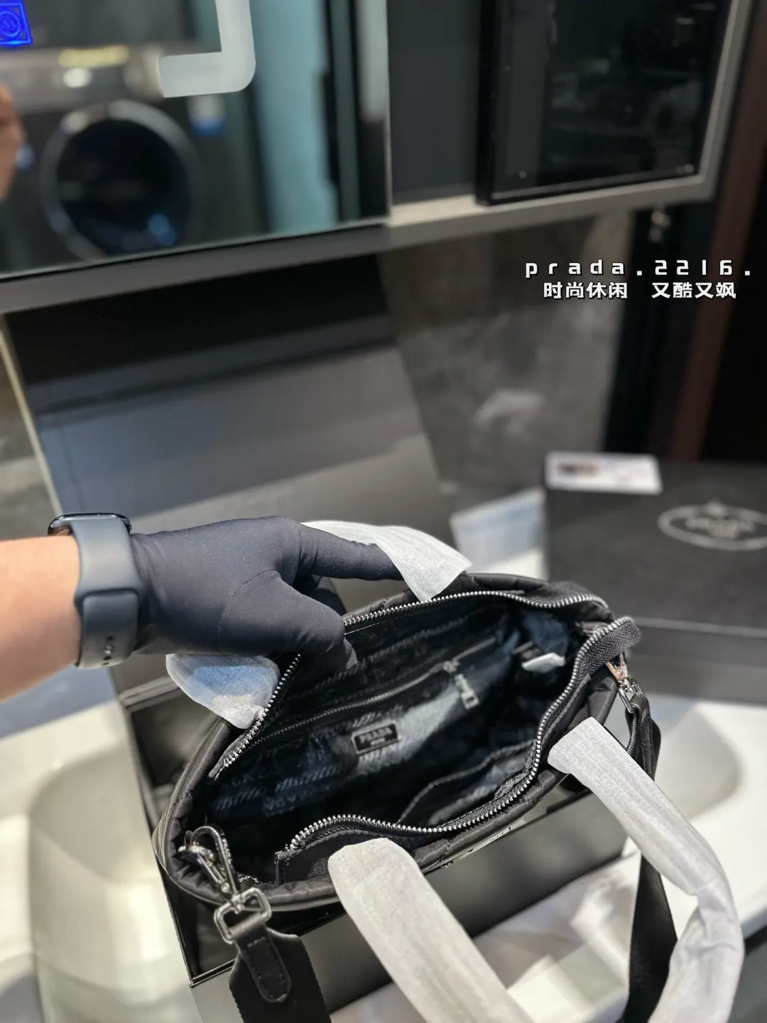 ❤️p130/p125❤️ 普拉达尼龙菱格托特包有种酷酷感觉容量还很可 Prada一眼便爱上日常通勤强烈推荐 集美们冲它 尺寸:大号32 22 小号24 21