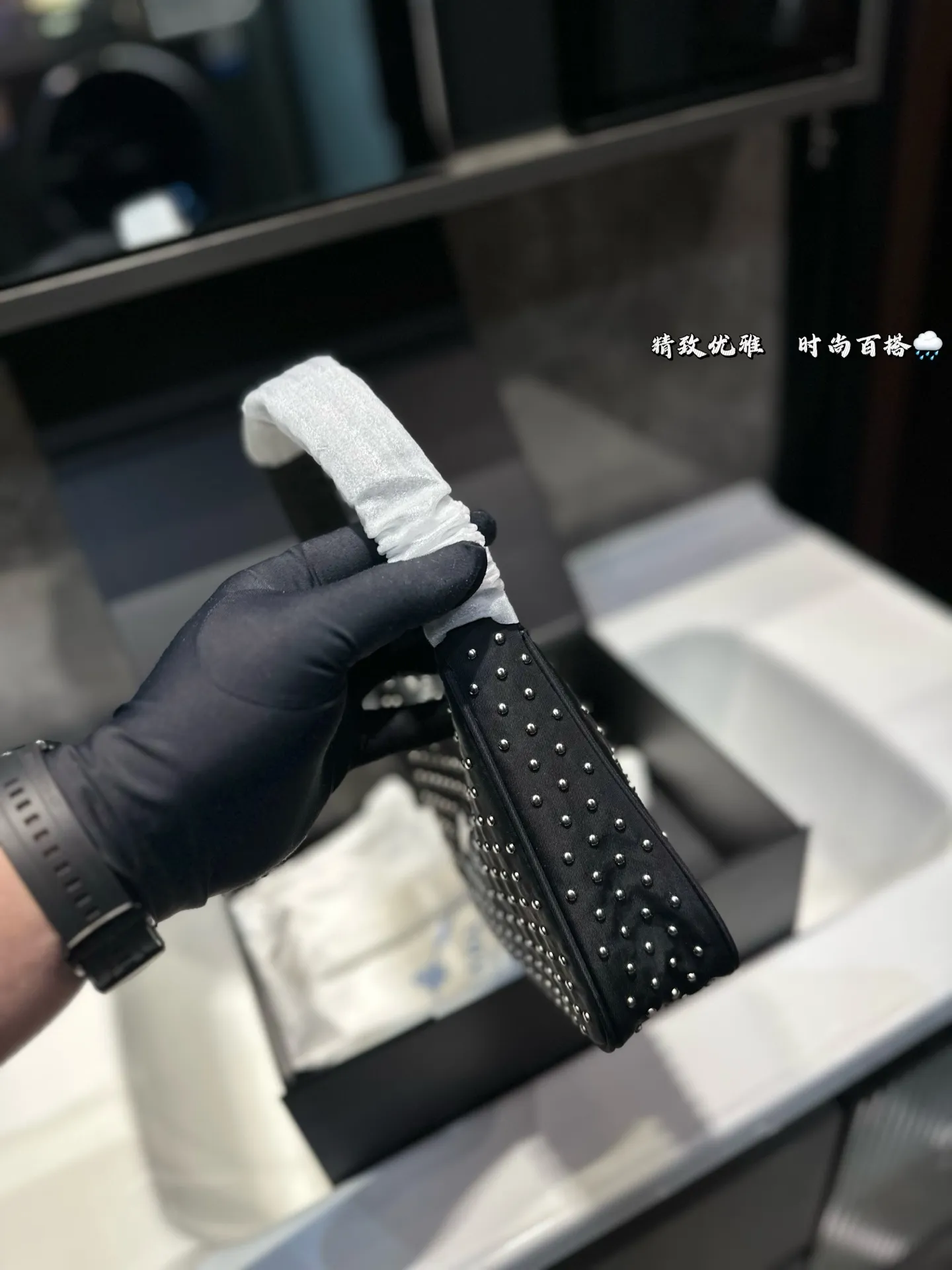 ❤️105(礼盒包装)❤️ 普拉达hobo 铆钉腋下包 Prada如影随形 充满了不一样的帅气感 甜酷辣妹穿搭必备 尺寸 21 11