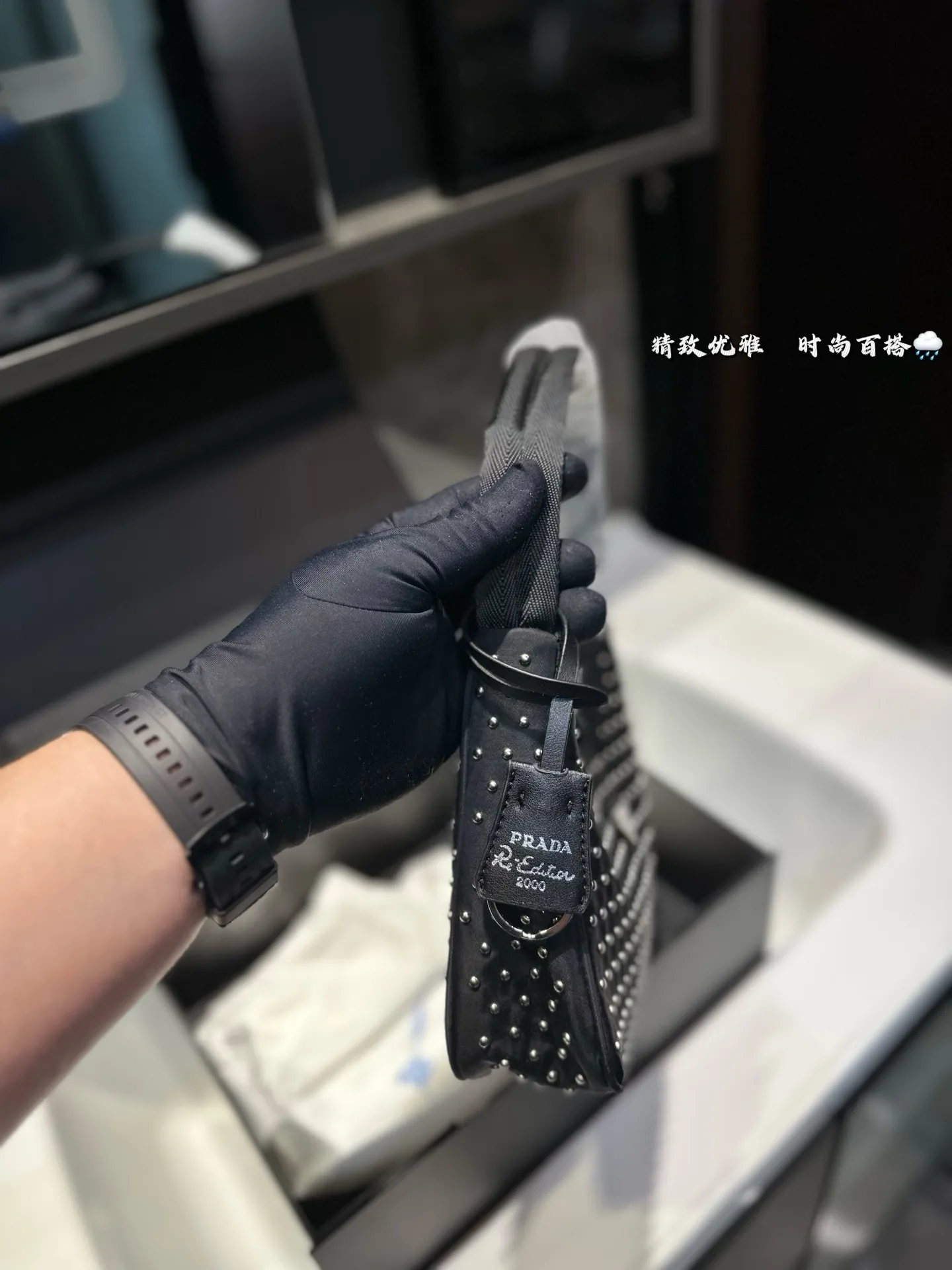 ❤️105（礼盒包装）❤️ 普拉达hobo 铆钉腋下包 Prada如影随形 充满了不一样的帅气感 甜酷辣妹穿搭必备 尺寸 21 11