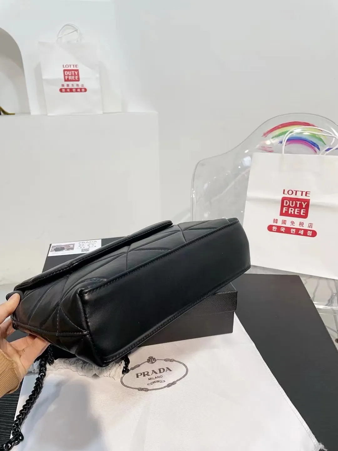 👑💰125💰130💰配盒🎁 尺寸：28.8.20cm/24.6.49cm 普拉达小羊皮斜挎包 单肩包 网红推荐爆款 整个包型，是以当代流行的复古风！单单Logo按扣的设计就可以单手优雅的翻盖