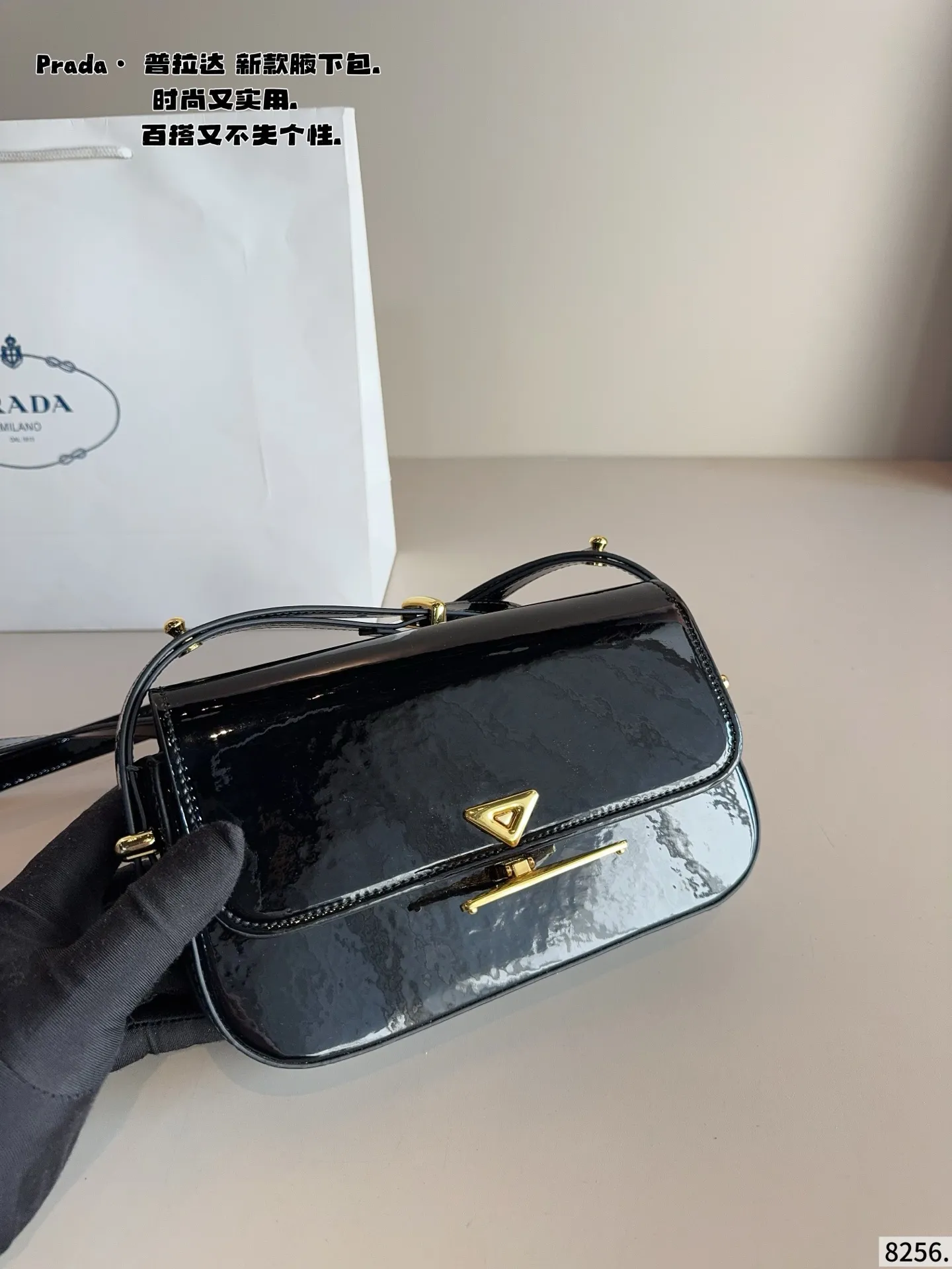 p145配礼盒🎁. 普拉达今年真的太流行中古腋下包了 一款sportsexy风格包包 超级喜欢它简单有质感的设计,上身性感而帅气,很能装而且方便啊! 无敌时髦洋气~尺寸:21*4*12cm