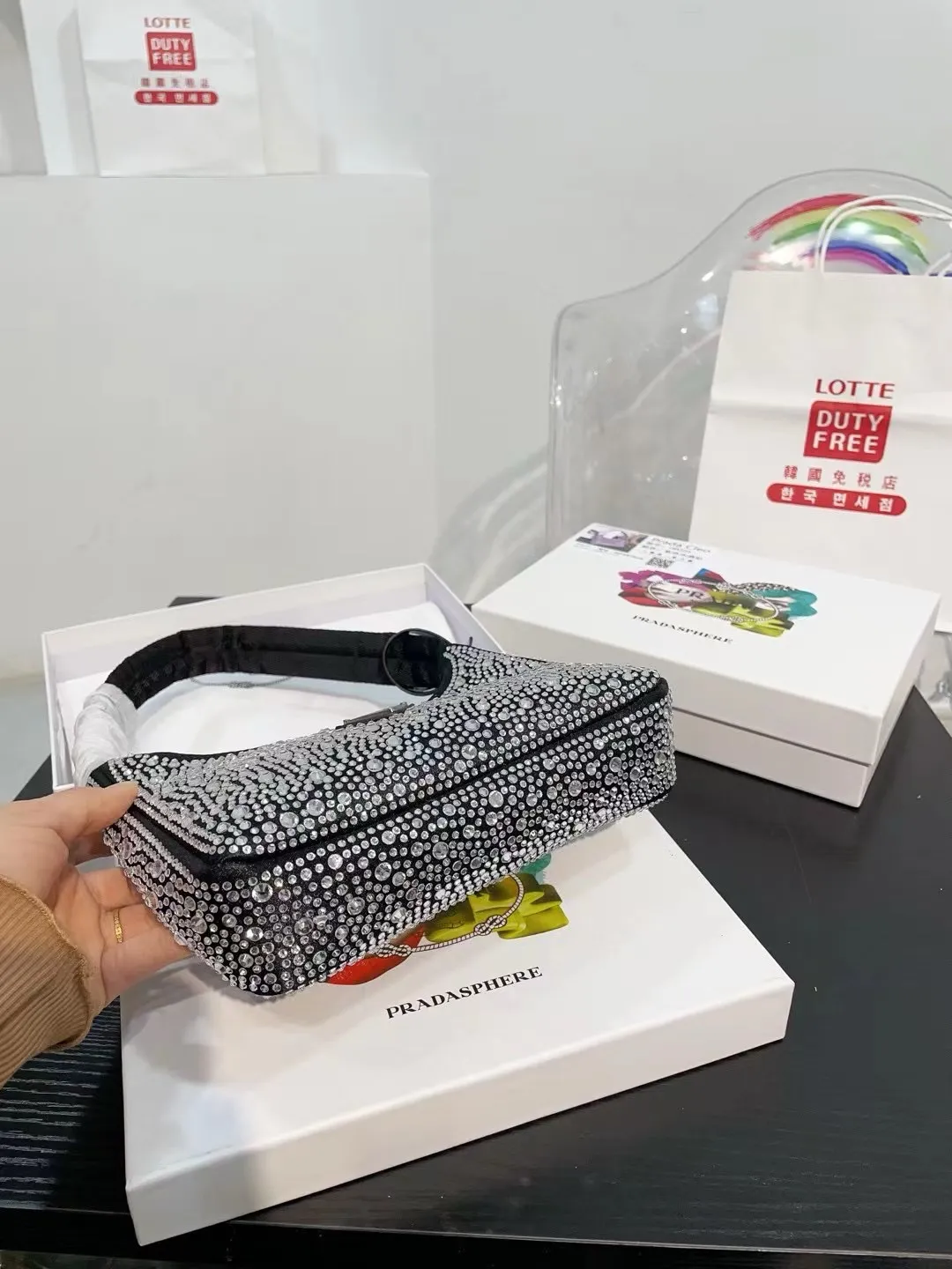 👑💰130配盒子 普拉达水钻石腋下包 ✧Prada͎ 闪钻包 红翻天的一款 专柜一只难求 我家原单复刻版 -今年真的太流行腋下包了 🤞🏿 超级喜欢它简单有质感的设计，很能装而且方便啊！ 无敌时髦洋气～哈哈真香😜耐磨耐用 尺寸 20 12