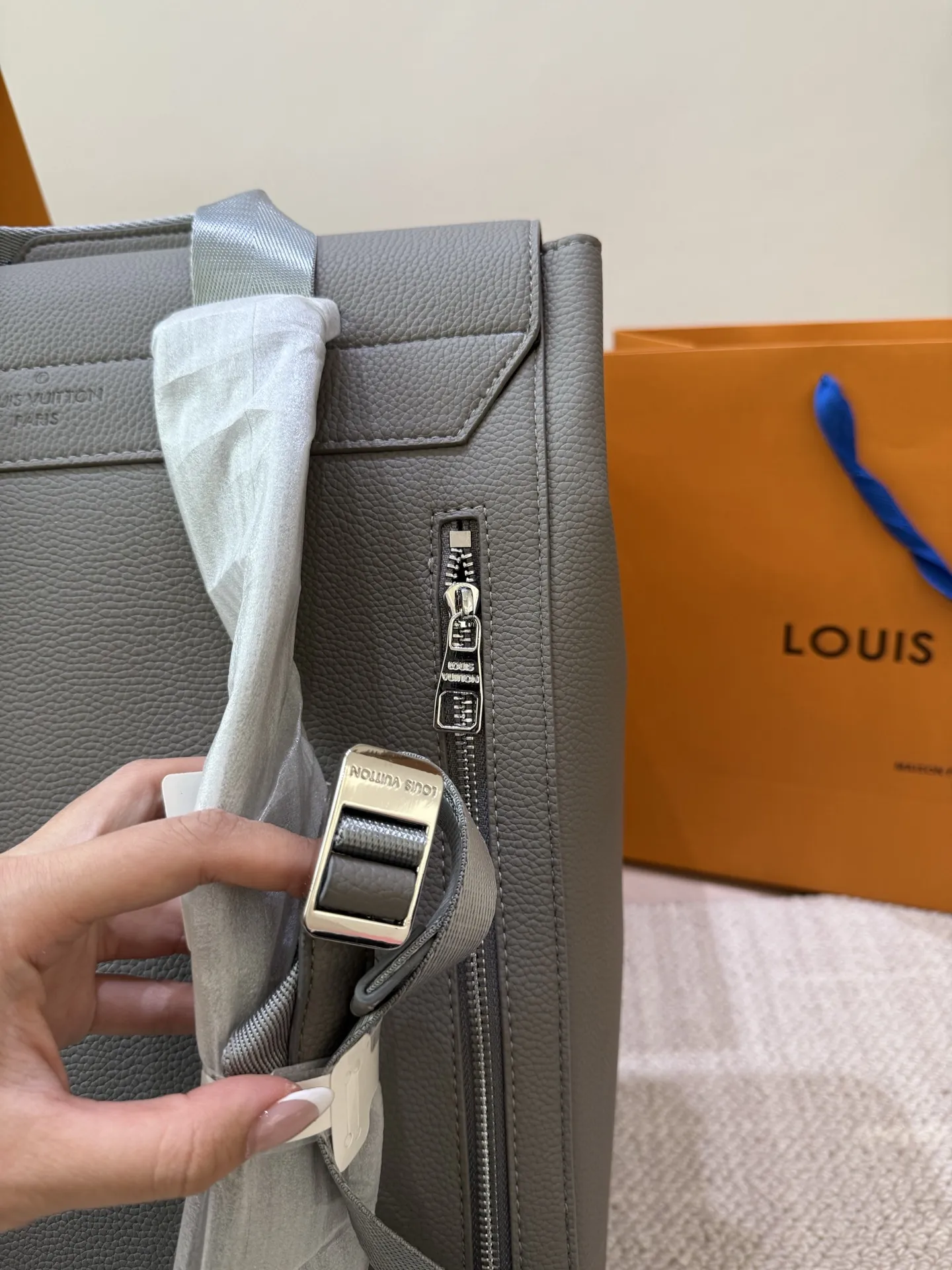 P160 高顔値双肩包/ LV Discovery 百搭通勤经典牛皮双肩包 LV最好看的双 肩包出差旅行必备 休闲商务都可驾驭 容量超大超能装 大热门款个人认为这是一款最合适男士的包包 超级酷 COOL 尺寸 30 40cm