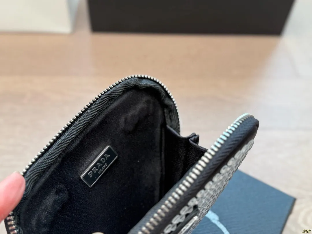 ¥100配盒 Prada 普拉达三角包 零钱包 超好搭 最近真的好火,脑子里是瞬间相出了N种搭配方式,非常的百搭,上身也非常的好!尺寸14 11