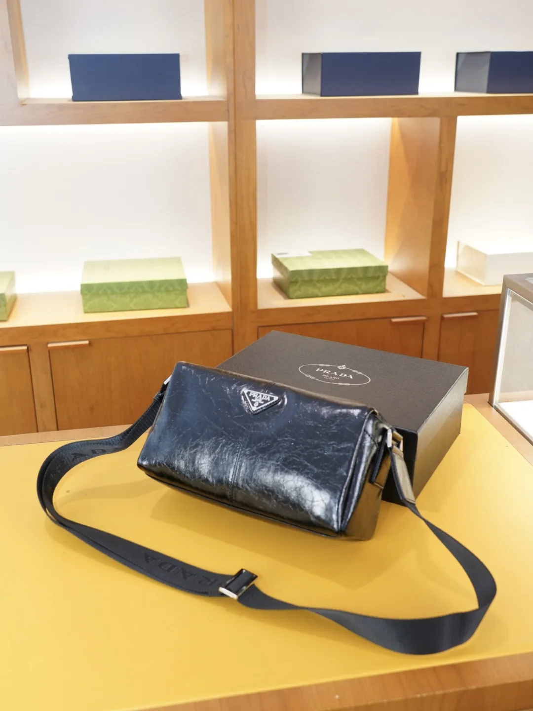 P110 🇮🇹 PRADA 普拉达 官网同步 高版本 斜挎单肩背包 永恒不过时的标志性产品 纯原单牛皮 顶级五金制作 非市面普通版本 今年最爱的款式 全部实拍 实用性非常高 完全不用担心穿搭 配全套包装礼品盒 【规格：25x14x10】