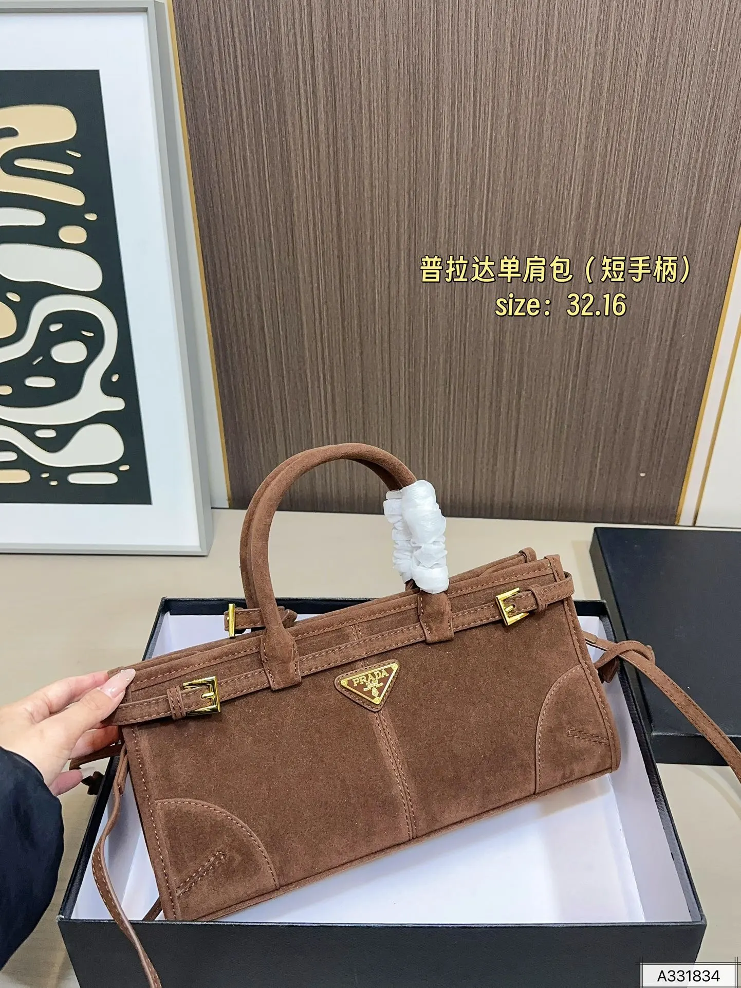 短手柄💰150 配礼盒🎁. 普拉达PRADA Soft lux单肩包. 质感很高级 容量超级大也很耐用 日常出街背它回头率百分百 就是这种随性慵懒感尺寸:32.16