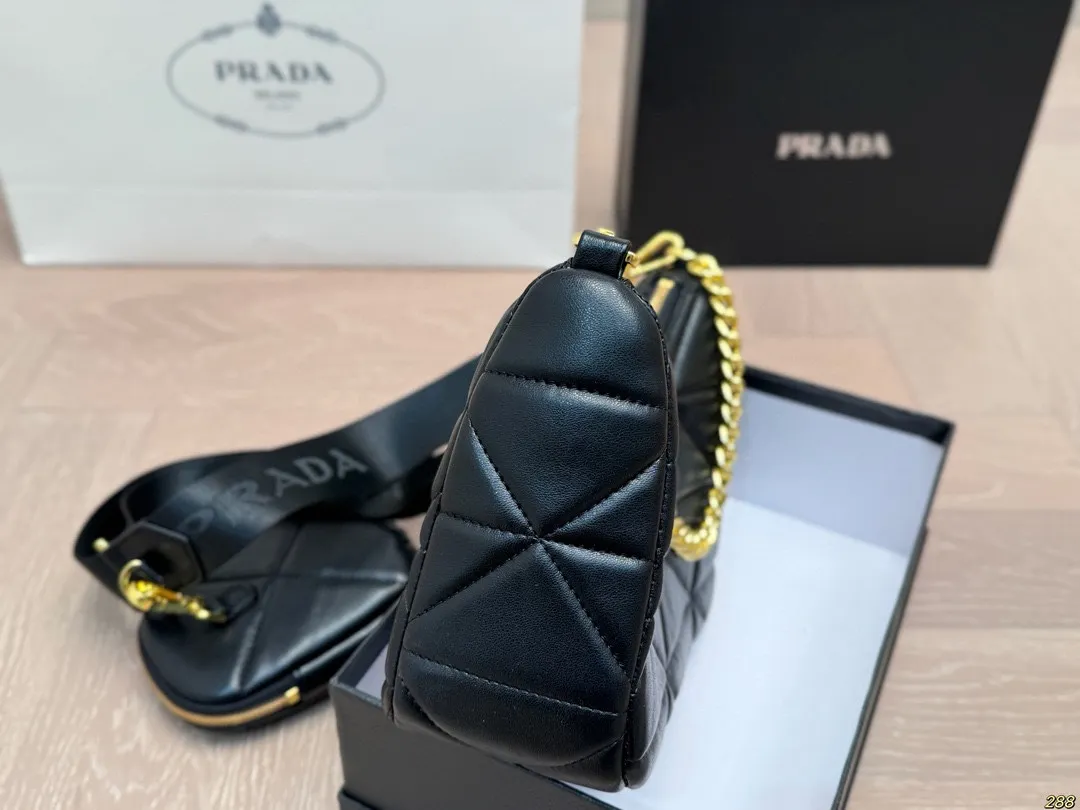 ¥125配盒 Prada 普拉达三合一hobo 肩背包 斜挎 秀场最火单品! 旅行 健身 生活 聚会 街拍 都ok! 很有高级感 时装feel。 尺寸:25 13