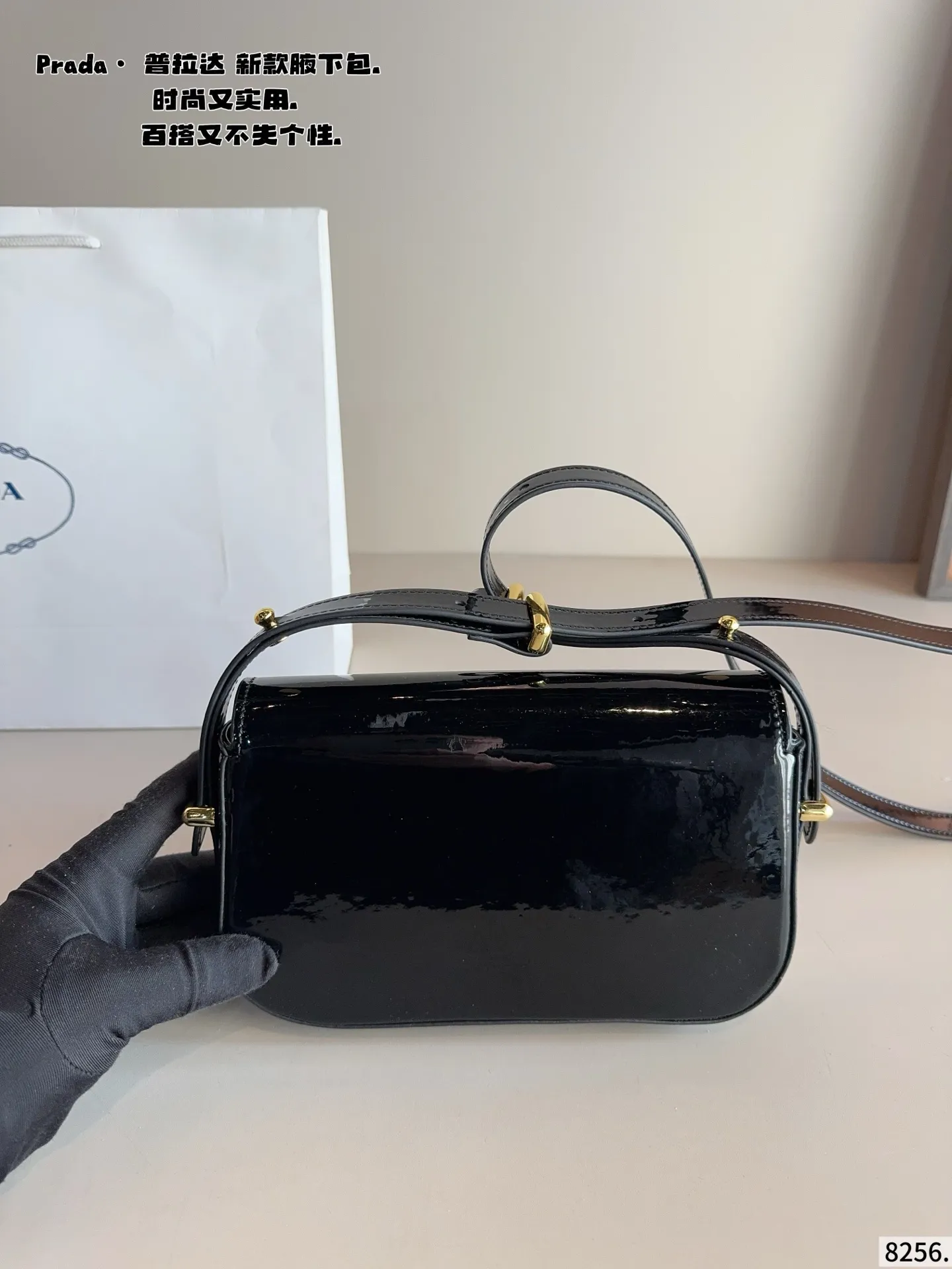 p145配礼盒🎁. 普拉达今年真的太流行中古腋下包了 一款sportsexy风格包包 超级喜欢它简单有质感的设计,上身性感而帅气,很能装而且方便啊! 无敌时髦洋气~尺寸:21*4*12cm