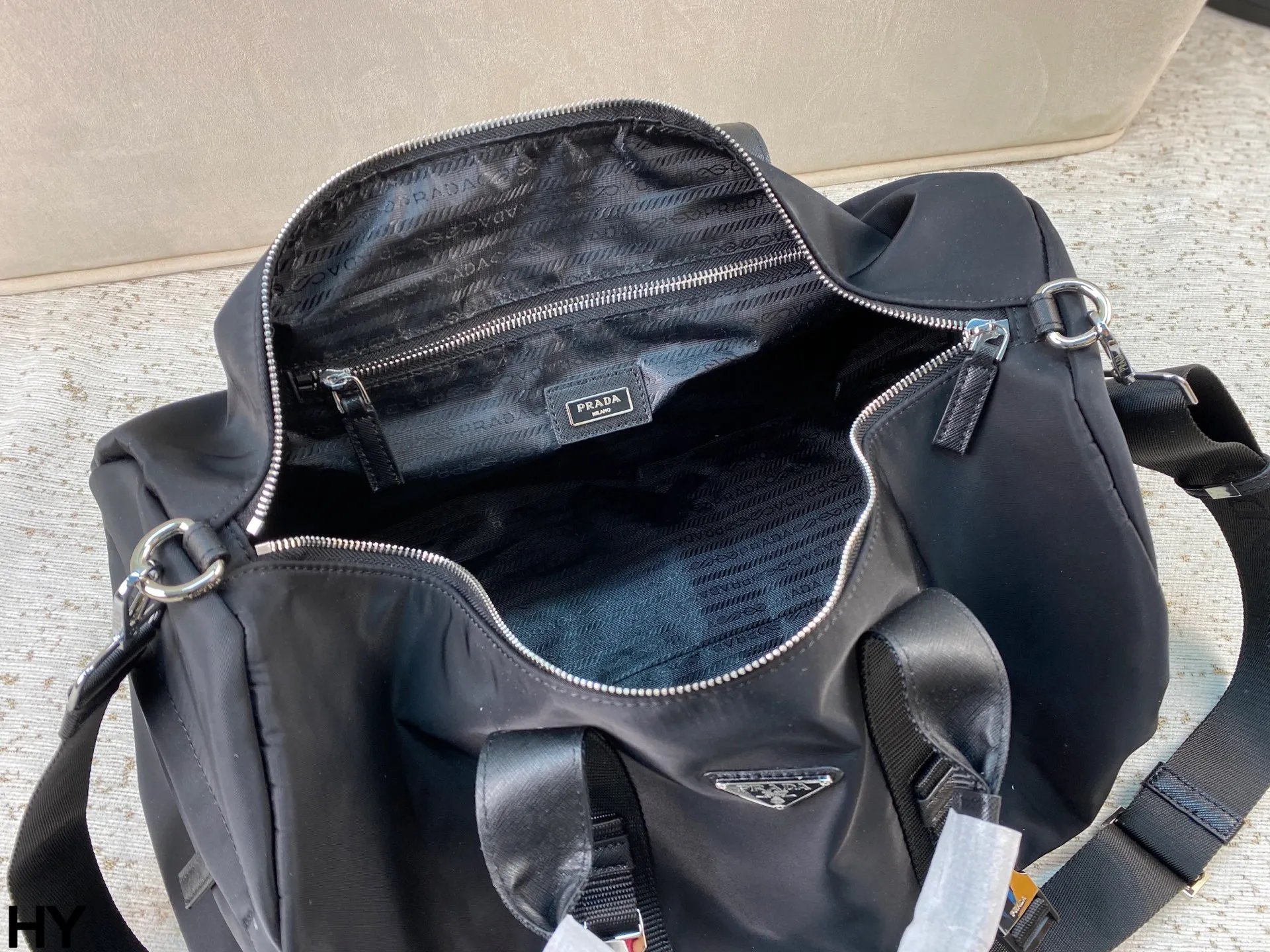 p165 无盒🎁 Prada旅行袋 男女同款 经典尼龙质地便携自重轻 去健身或者旅行都非常适用！尺寸：底50*宽24*高24