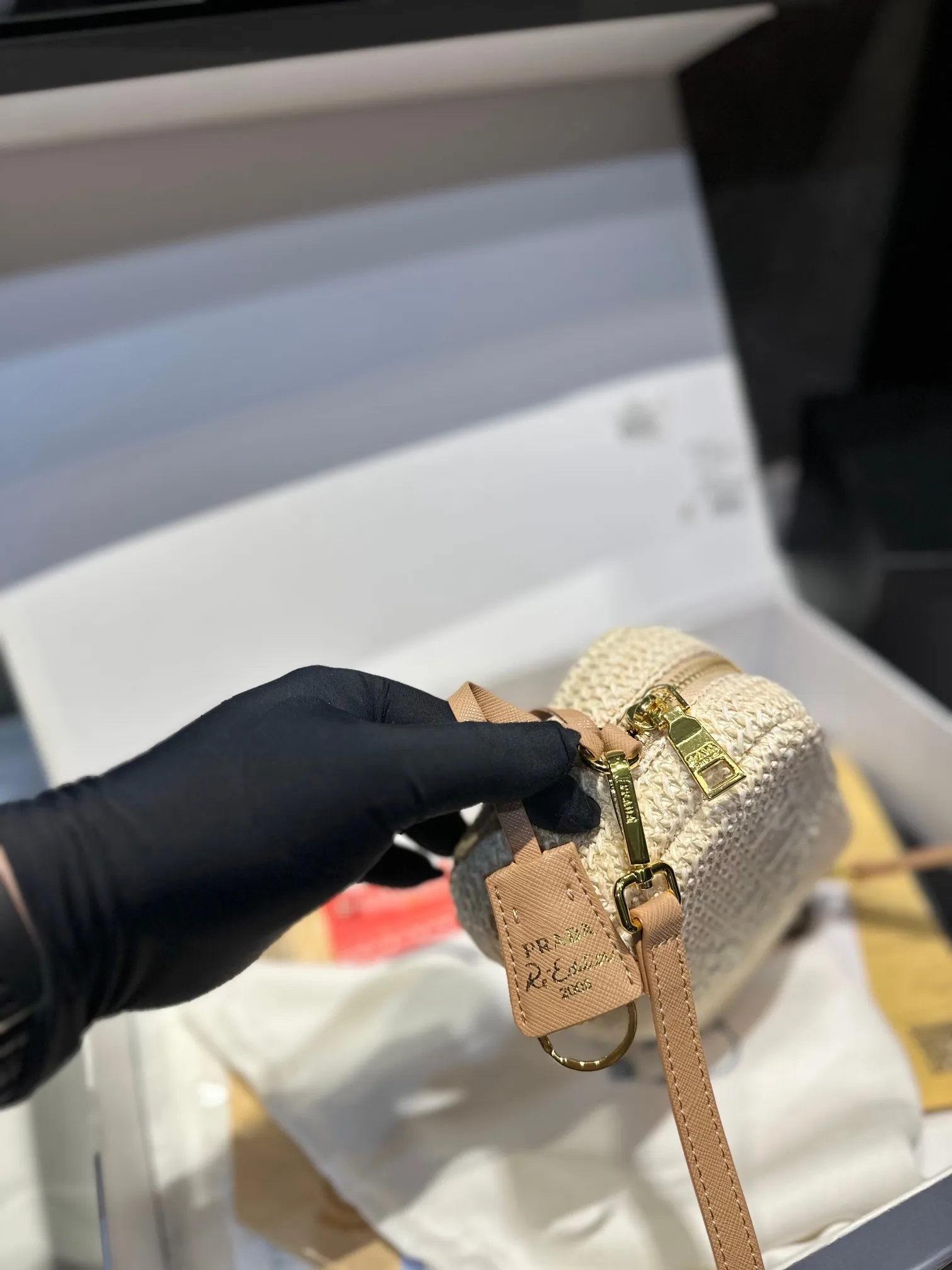 ❤️p130（礼盒包装）❤️ ✅新品推荐🔜Prada普拉达专柜同款编织相机包～草编包👍高端货！可手提可肩背～各大明星追捧的爆款～棕榈叶和编织而成‼️采用最好的五金配件！经典logo！（size：21*13*6）