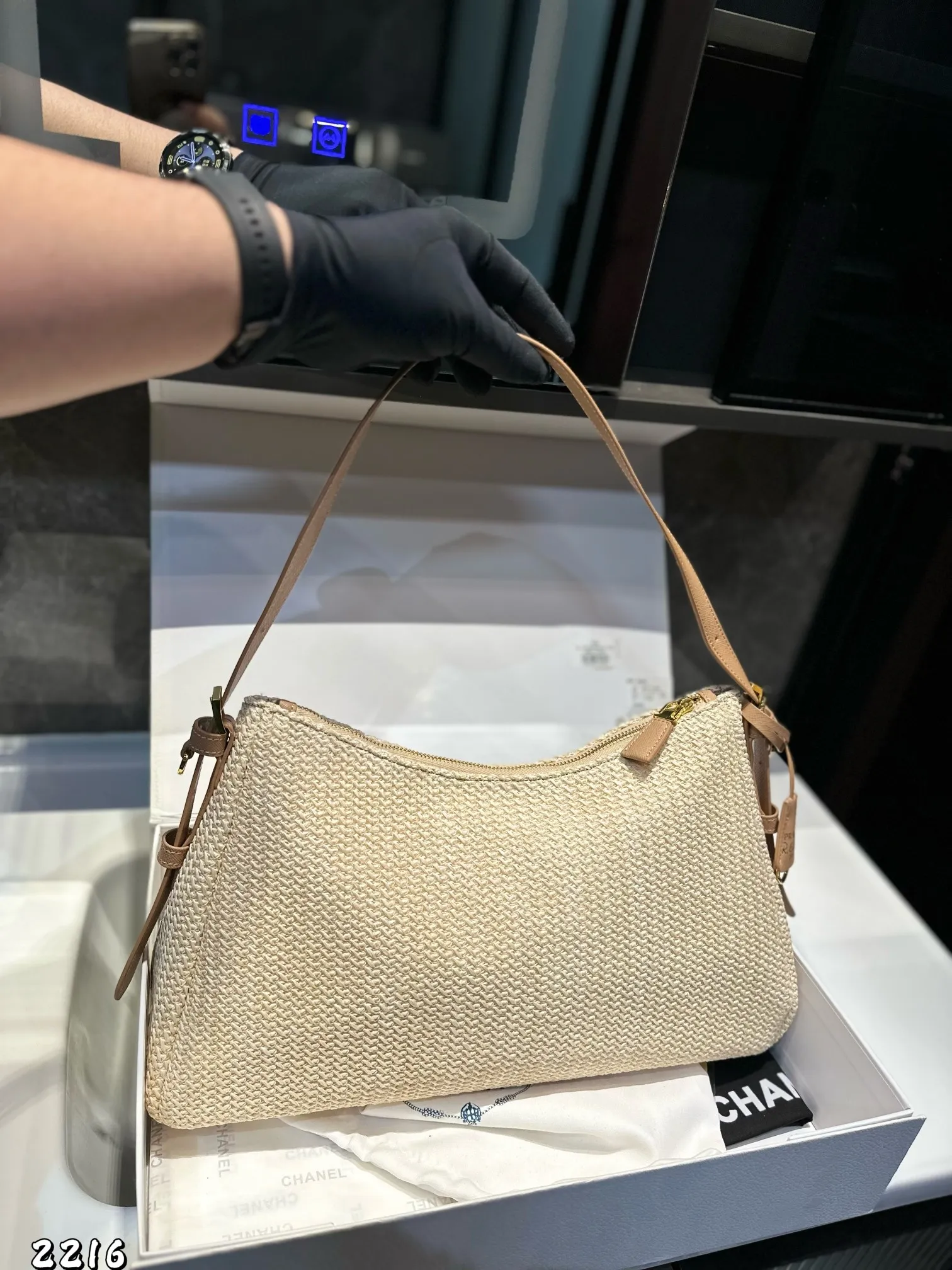 ❤️p160❤️ ✅新品推荐🔜高端货🔥Prada普拉达新款编织腋下包👍高端货!大容量!各大明星追捧的爆款~棕榈叶和牛皮编织而成‼️采用最好的五金配件!(size:40*23*11)