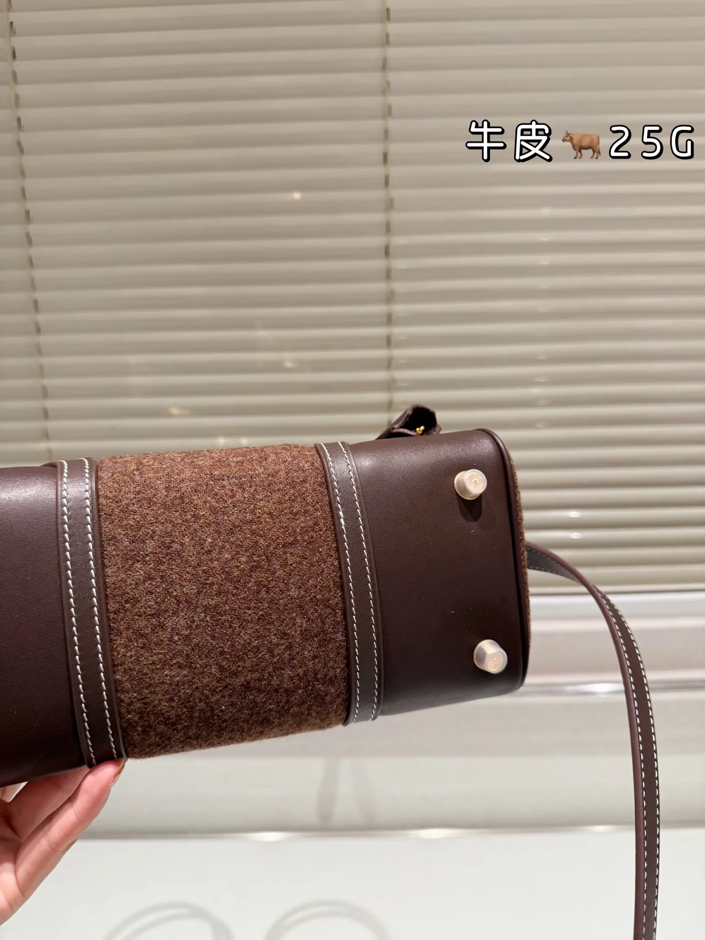 顶级原单 头层牛皮 P325 P310 Hermes 爱马仕|Birkin 30Goteam 头层Barenia Natural搭配羊毛毡 秋冬战包怎么少的了GoTeam Birkin 爱马仕Birkin30 GoTeam可以说是为数不多的秋冬特别款了吧 当别人还在讨论皮质的时候,GoTeam早就一改风格将毛毡/皮革和编织融为一体,多元的融合毫无违和感,反而缔造一种新式审美!不被拘束,自由随性! 简简单单一身行头,拎上Birkin30GoTeam,这不就是大家想要的穿搭显贵 配搭就不基础 不用刻意打扮 毕竟这种刻在DNA里的率性也是被铂金 给玩明白 嘿~宝贝!这个秋冬别再一成不变了,和这只帅气无比的Birkin30 GoTeam一起燃起来吧! 尺寸 30cm 25cm