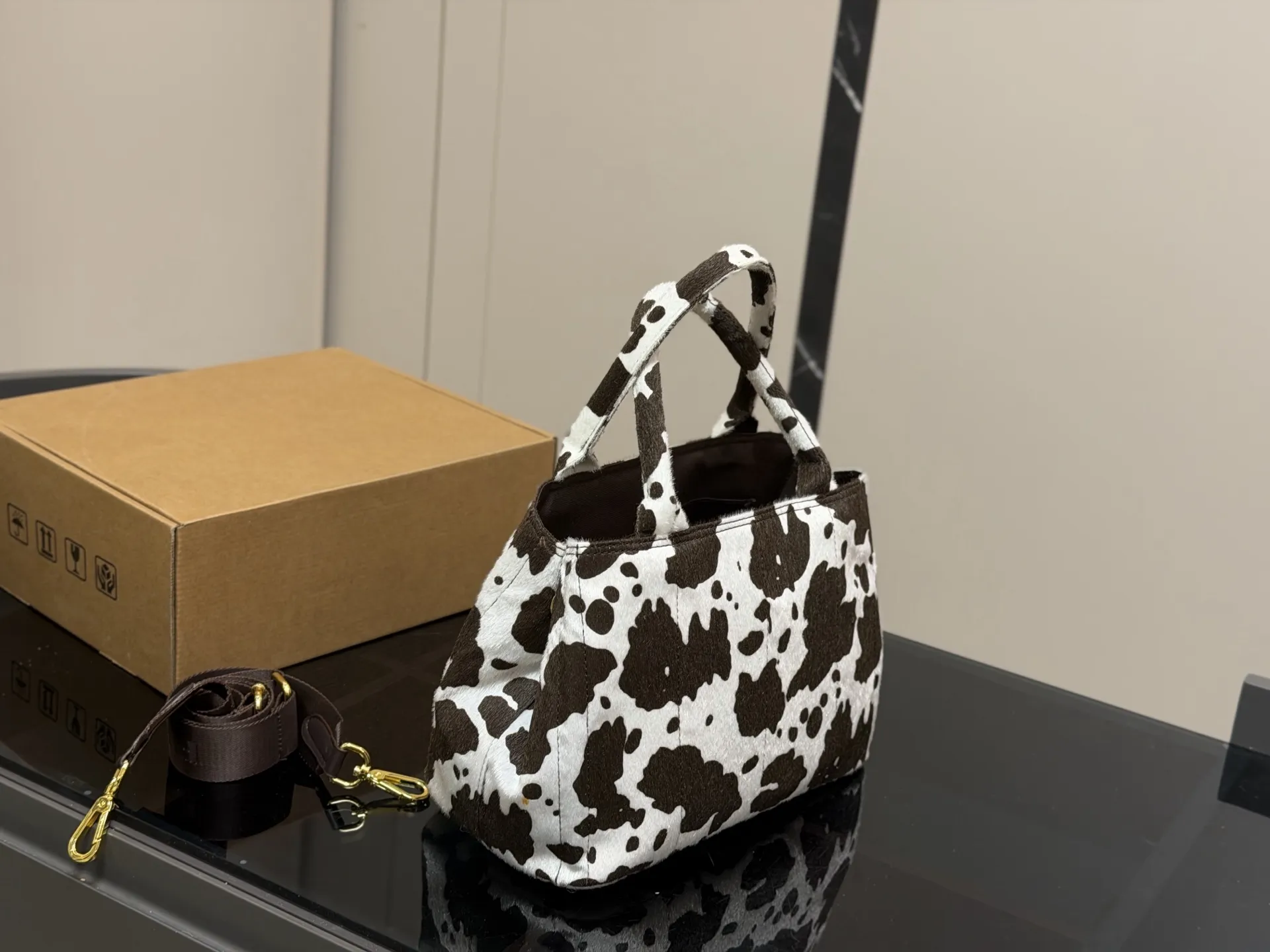 ¥140 size:29.20cm 又是心动Prada托特的一天. 松弛慵懒的tote包真的爱惨了 普拉达tote(保龄球) 上身满满的高级感! 日常通勤必备哦!