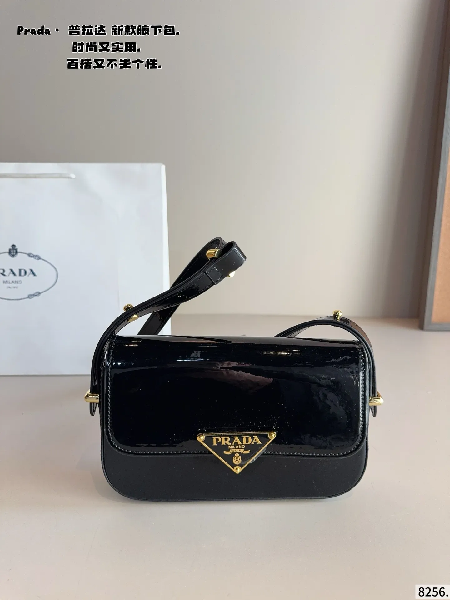 p145配礼盒🎁. 普拉达今年真的太流行中古腋下包了 一款sportsexy风格包包 超级喜欢它简单有质感的设计,上身性感而帅气,很能装而且方便啊! 无敌时髦洋气~尺寸:21*4*12cm
