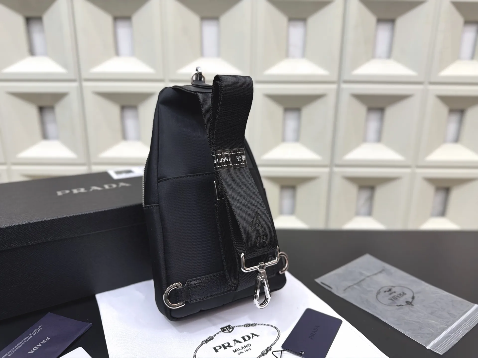 P105 Prada 普拉达 尼龙布二合一胸包 防水布斜挎背包 经典百搭 实物拍摄 配送防尘袋 30 x 16 cm。
