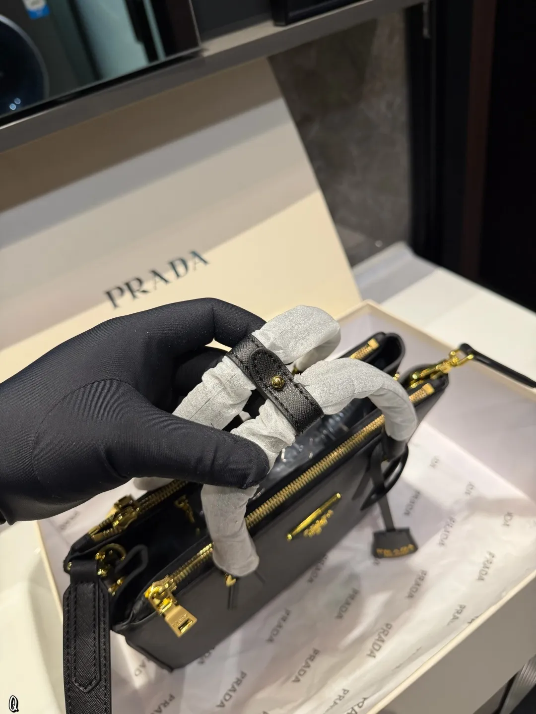 ❤️p205(礼盒包装)❤️ 普拉达杀手包仙气满满 小姐姐日常必入款魅力无限 释放你的时尚态度外形独特,有很多可爱的颜色可选,简直是不可错过的时尚单品不同于帆布包的柔软,背在身上主打一个肆意洒脱的感觉,超有质感,时尚达人超尺寸:28.20cm