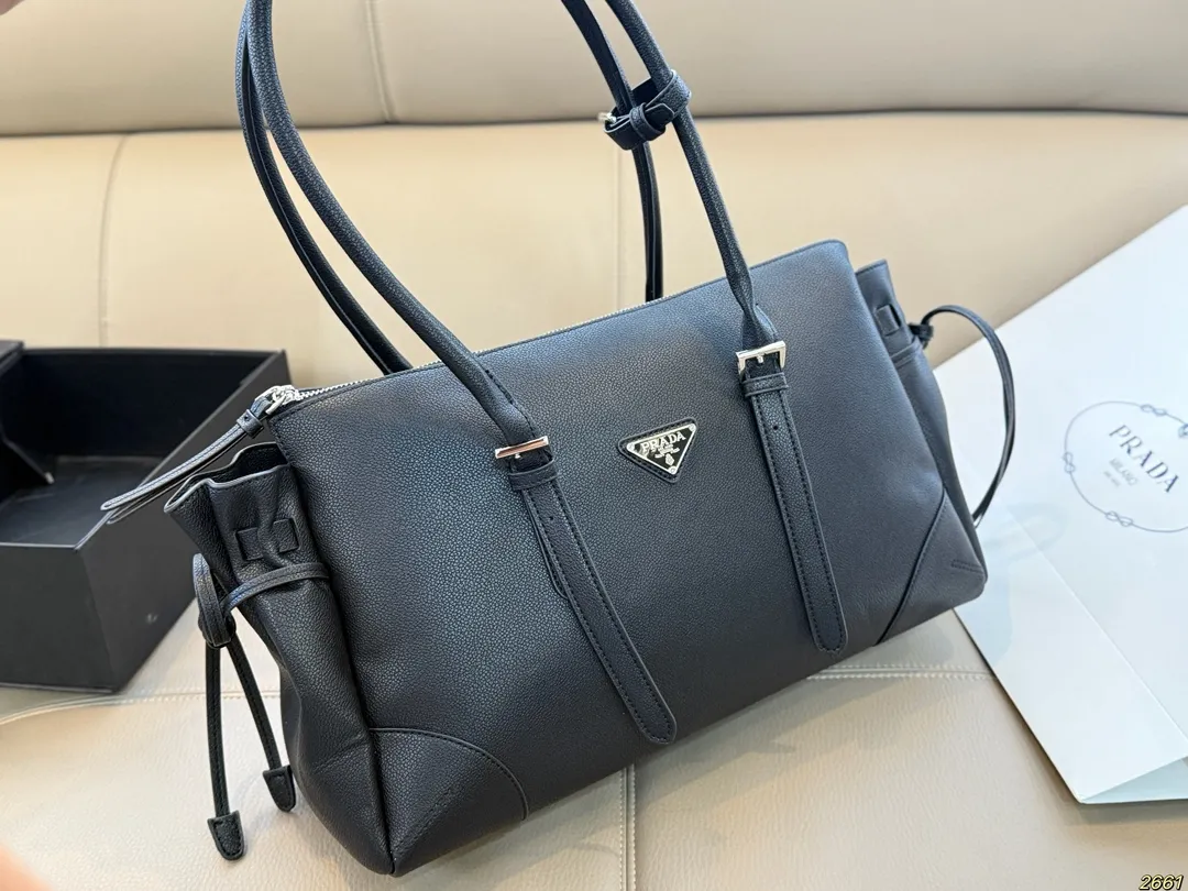 ¥180 普拉达PRADA 腋下包 可爱到不行!凭实力圈粉 简约又不失高级 背上就是时髦精女孩~ 尺寸38 21