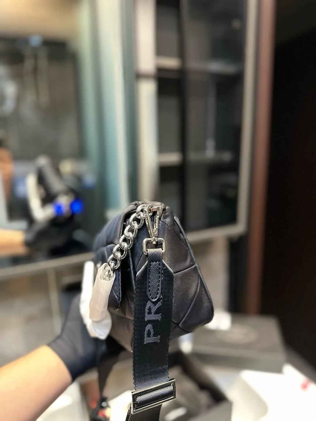 ❤️p125(礼盒包装)❤️ PRADA/普拉达新款System羊皮菱格邮差包 三合一女包 轻巧有型隐藏式前V拉链和翻盖设计包形与正面的三角标争相呼应突出了品牌logo标识的主题~肩带都可以调节 yx尺寸20 18cm