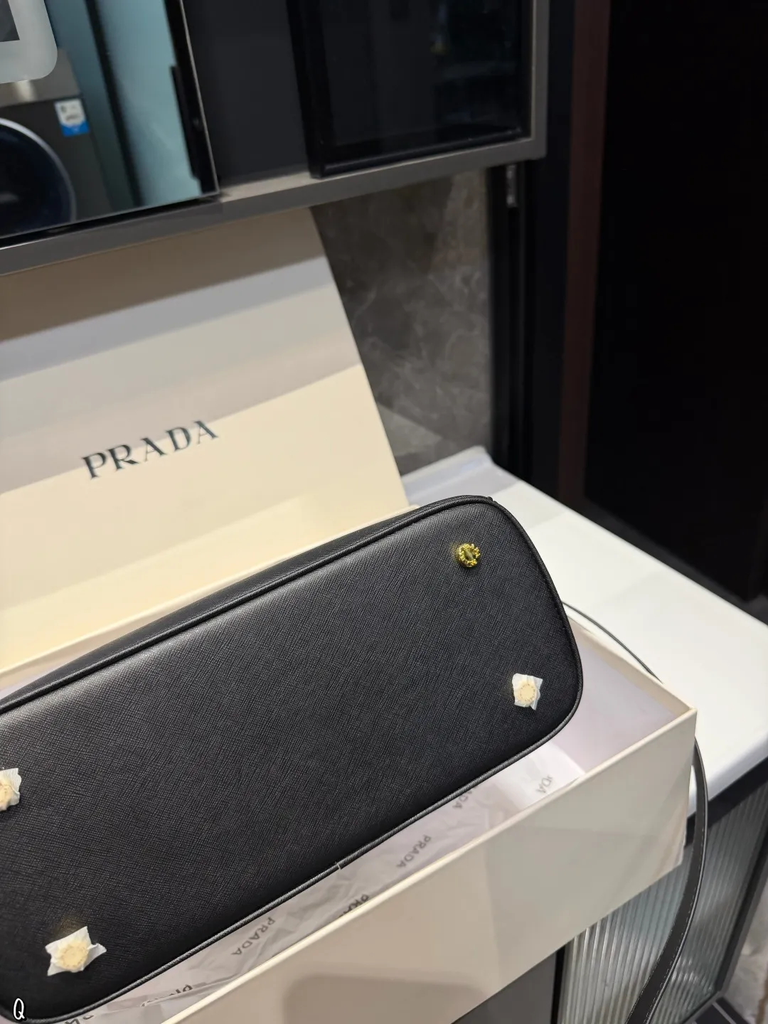 ❤️p205(礼盒包装)❤️ 普拉达杀手包仙气满满 小姐姐日常必入款魅力无限 释放你的时尚态度外形独特,有很多可爱的颜色可选,简直是不可错过的时尚单品不同于帆布包的柔软,背在身上主打一个肆意洒脱的感觉,超有质感,时尚达人超尺寸:28.20cm