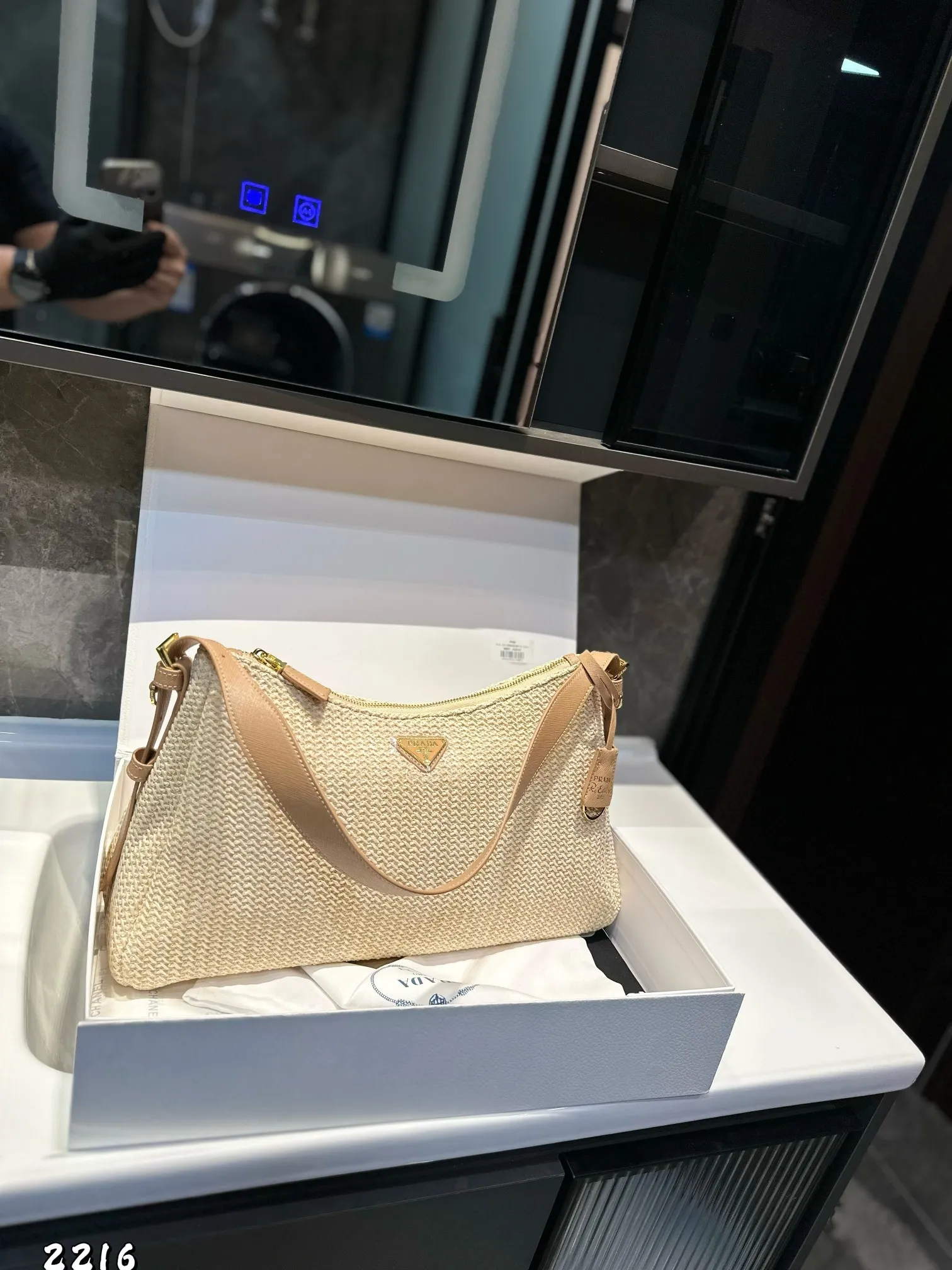 ❤️p160❤️ ✅新品推荐🔜高端货🔥Prada普拉达新款编织腋下包👍高端货!大容量!各大明星追捧的爆款~棕榈叶和牛皮编织而成‼️采用最好的五金配件!(size:40*23*11)