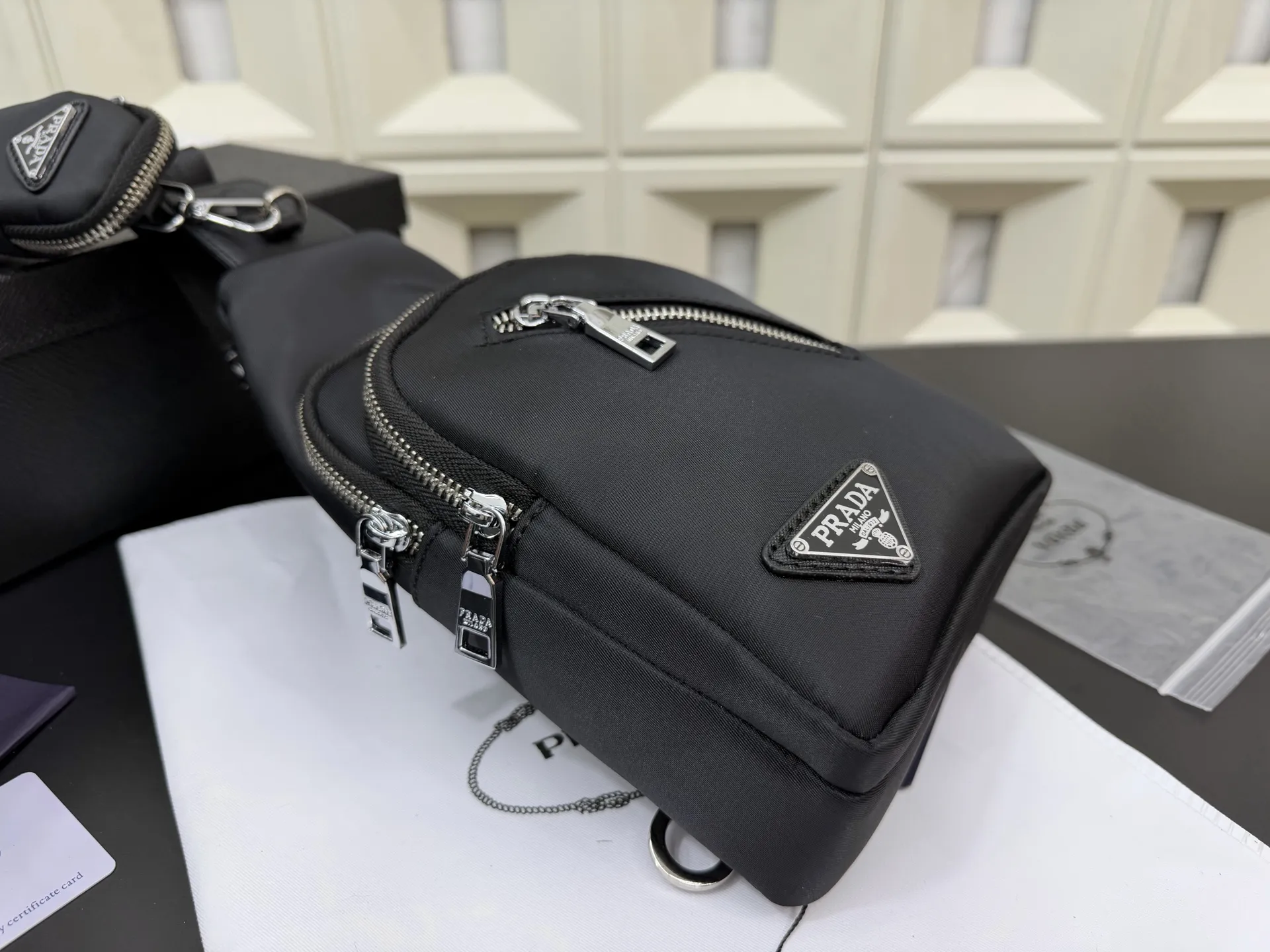 P105 Prada 普拉达 尼龙布二合一胸包 防水布斜挎背包 经典百搭 实物拍摄 配送防尘袋 30 x 16 cm。