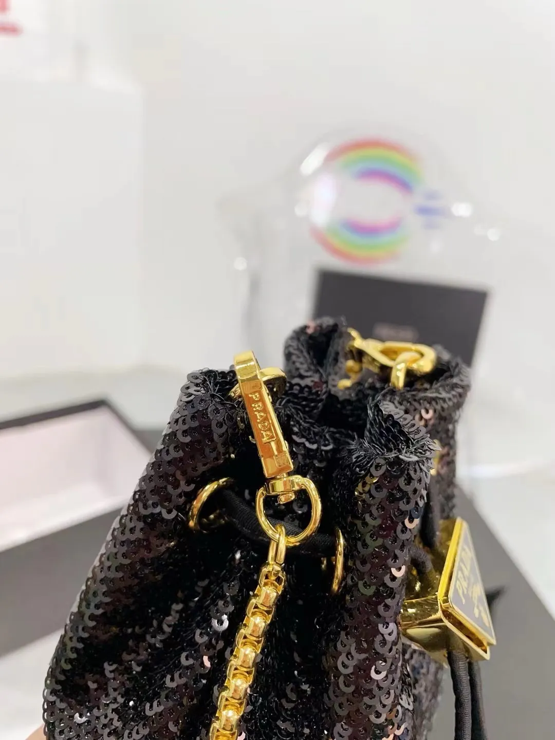 👑💰P105配盒 ⚠️尺寸10.13 普拉达PRADA mini亮片水桶包 太可爱了,bling bling的效果非常吸睛 可仙可酷,难道你不心动。 太美太可爱了