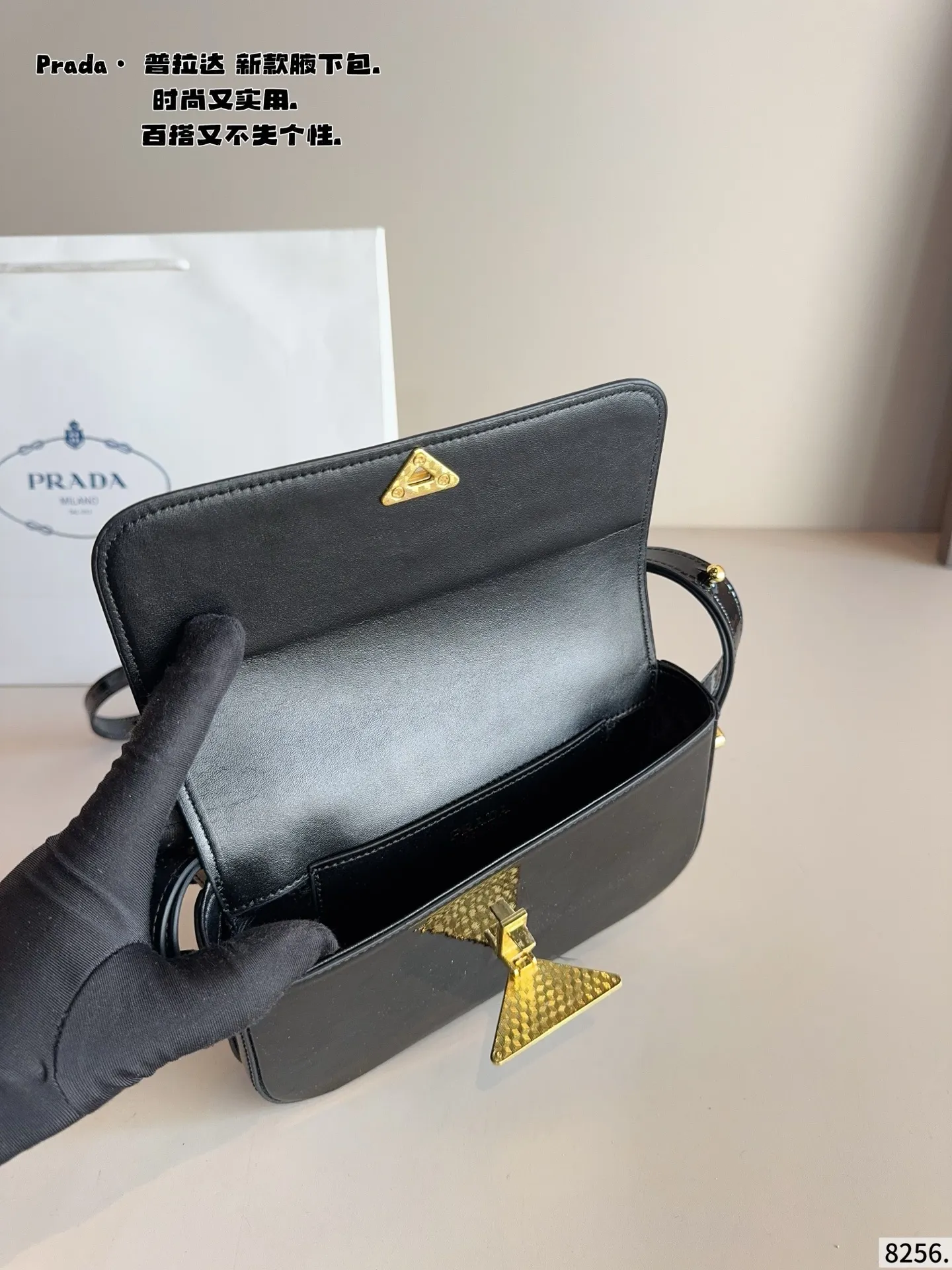 p145配礼盒🎁. 普拉达今年真的太流行中古腋下包了 一款sportsexy风格包包 超级喜欢它简单有质感的设计,上身性感而帅气,很能装而且方便啊! 无敌时髦洋气~尺寸:21*4*12cm