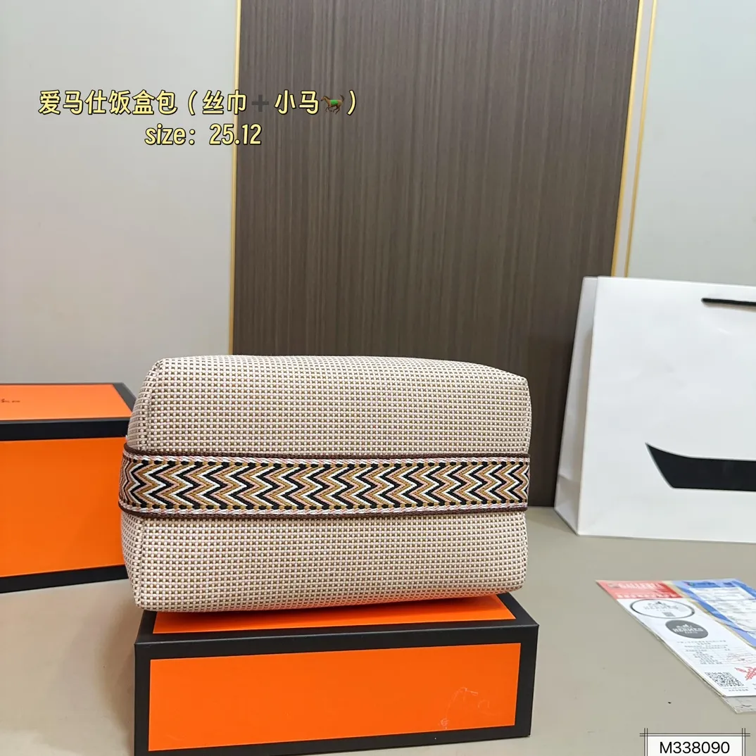 💰105 礼盒包装 丝巾➕小马 爱马仕帆布收纳包饭盒包。 帆布的材质随性且休闲！ 优雅贵气高级感并存！ 尺寸25&times;12