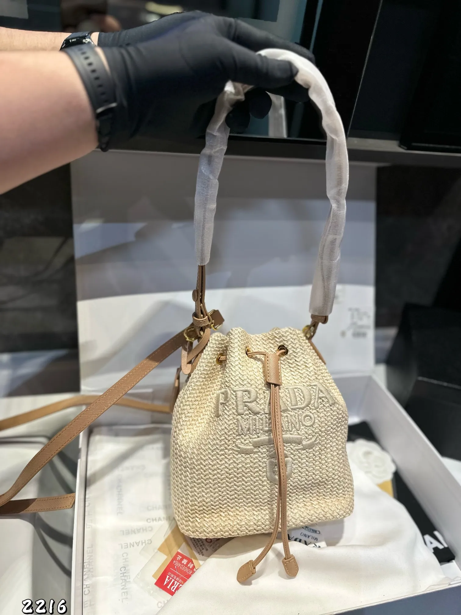 ❤️p130❤️ ✅新品推荐🔜Prada普拉达专柜同款编织水桶包～草编包👍高端货！可手提可肩背～各大明星追捧的爆款～棕榈叶和牛皮编织而成‼️采用最好的五金配件！经典logo！（size：19*21*12）