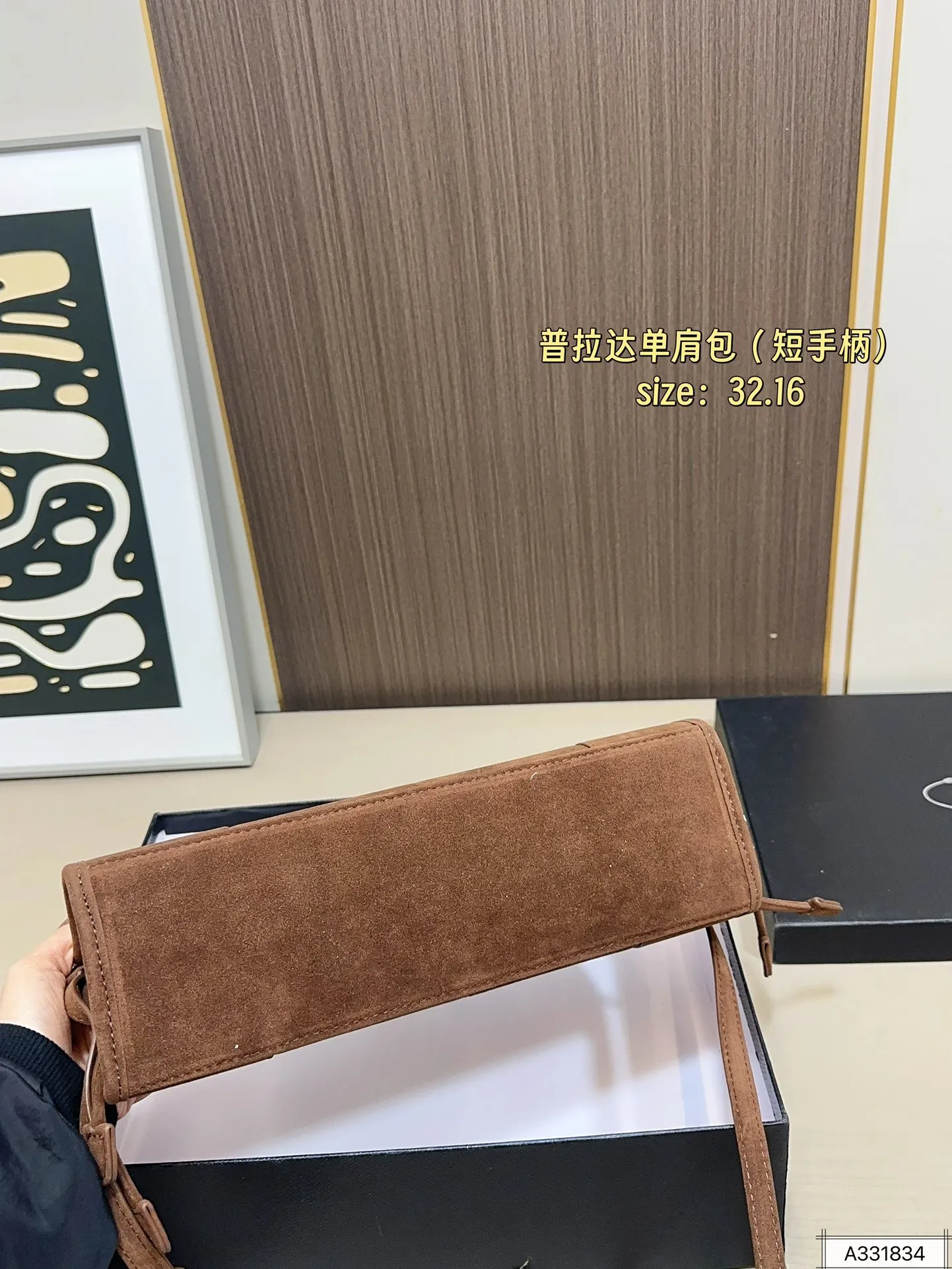 短手柄💰150 配礼盒🎁. 普拉达PRADA Soft lux单肩包. 质感很高级 容量超级大也很耐用 日常出街背它回头率百分百 就是这种随性慵懒感尺寸:32.16