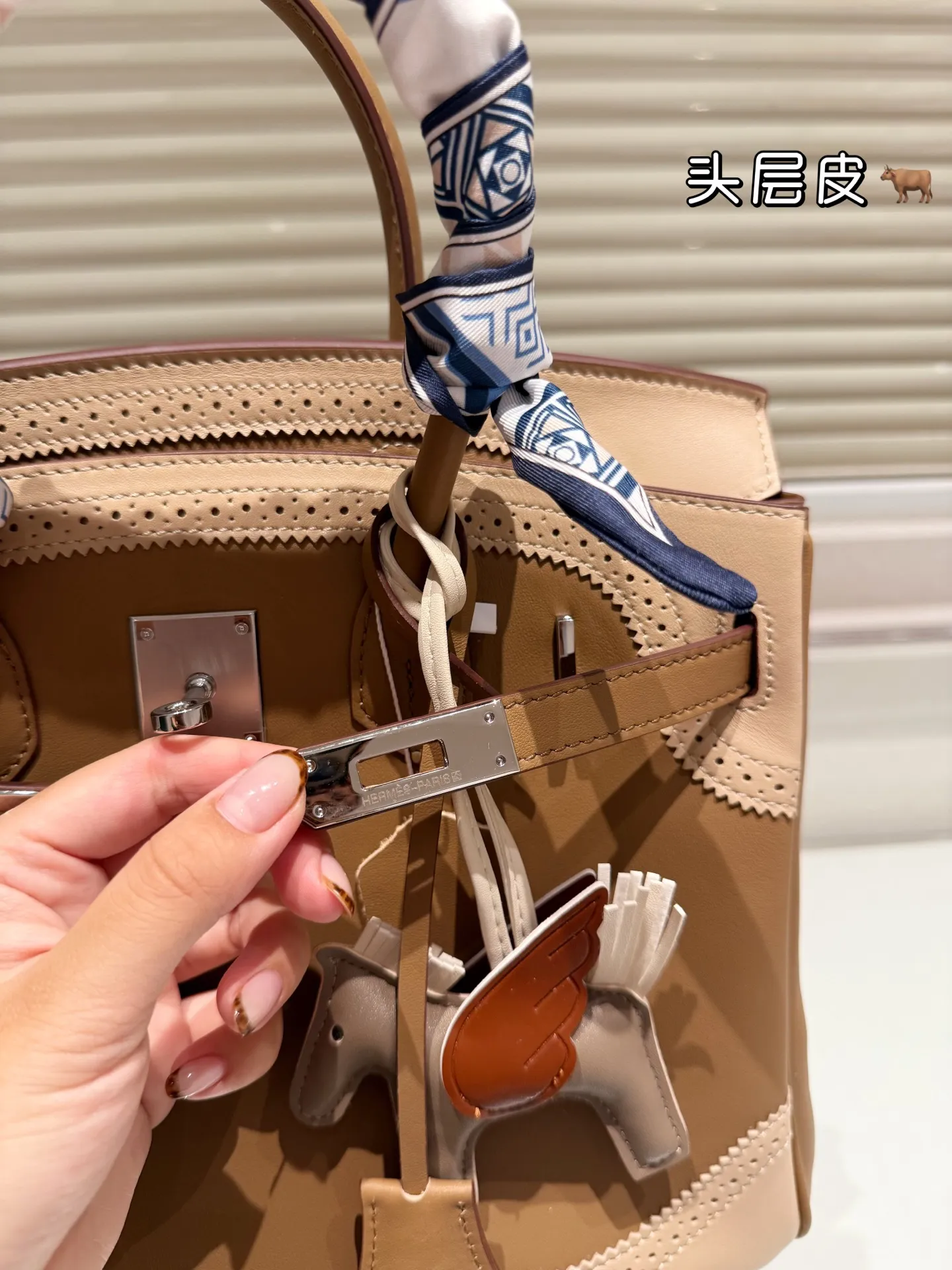 顶级原单 纯牛皮 P360 Hermes 爱马仕｜Birkin 30 铂金包 独家经典火爆出货 纯皮 里外纯皮！集万千宠爱与一身 爱马仕&middot;birkin铂金包 专柜万年不下架 原厂激光五金 各路时尚主播/网红/明星不离手 气质女神爱不释手必备法宝 各种百搭 处处体现时尚品味 畅销多年 新版本新工艺 选材结实有型且皮质超软 里外全皮 油边/走线/五金媲美专柜 注目精湛工艺 感受工匠神韵 品质如图 市场最高版本 随意出入专柜无压力 女神包抓紧购 阳光下颜色偏浅 室内光线暗会深一些 这是常识哦 尺寸：30cm